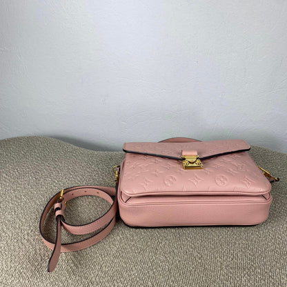 Louis Vuitton Pochette Métis – Monogram Empreinte Leder Rosé
