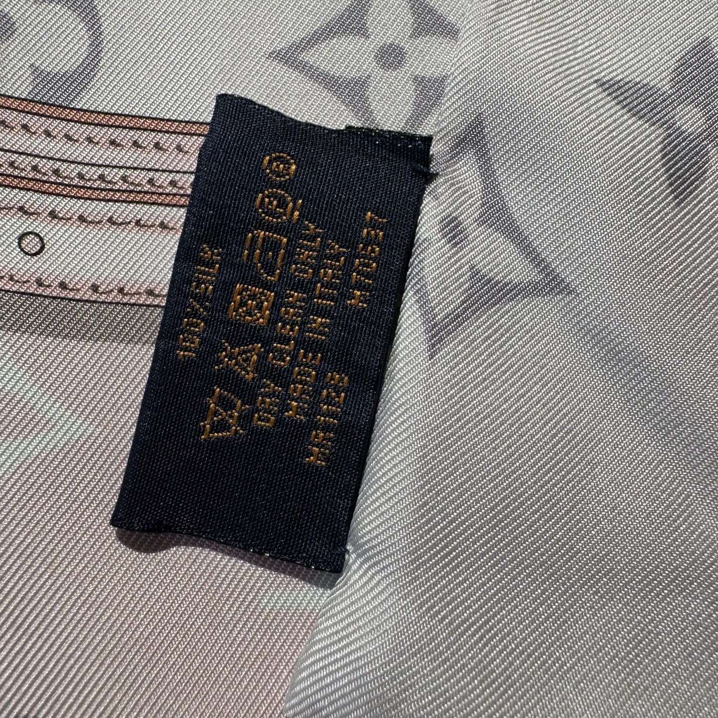 Louis Vuitton „Monogram Confidential“ Bandeau Seidentuch