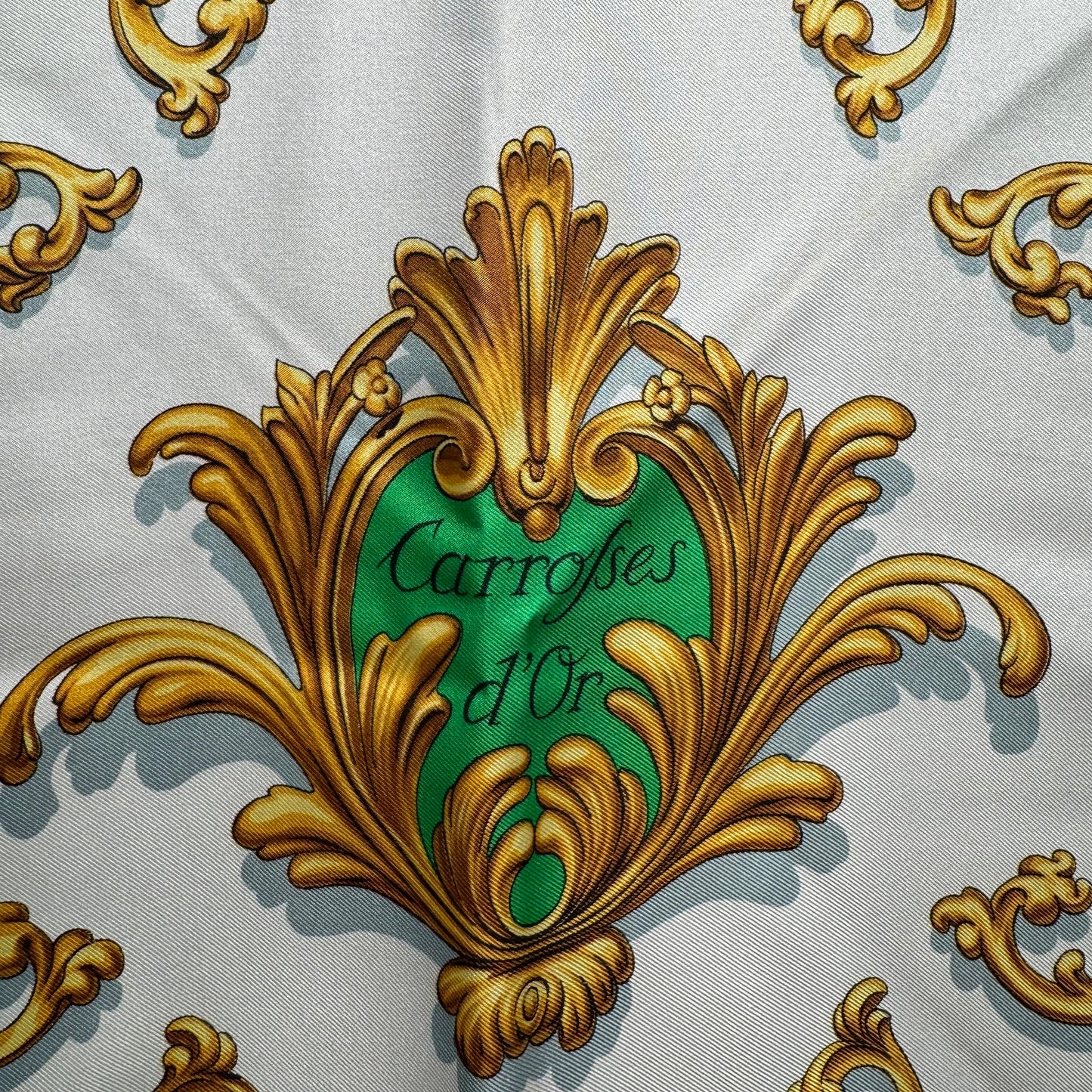 Hermès Carré 90 Seidenschal "Carrosses d'Or" – Türkis/Gold/Weiß – Vintage