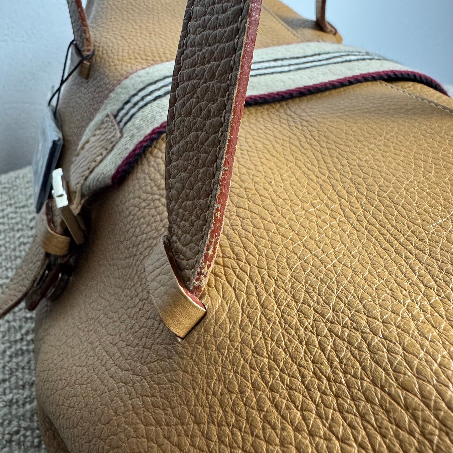 Sac en cuir souple Burberry – Veau grainé avec bandoulière Icon Stripe