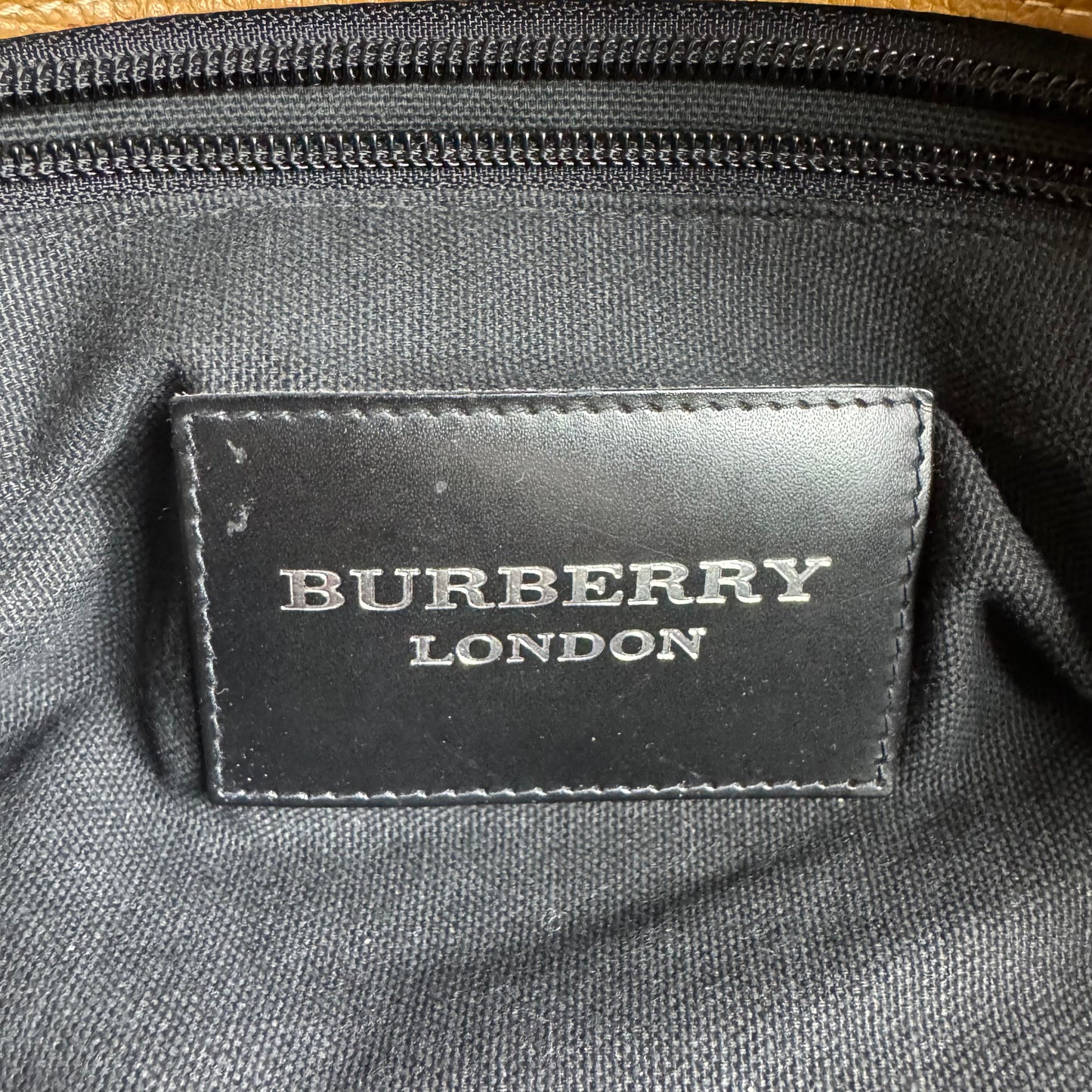 Sac en cuir souple Burberry – Veau grainé avec bandoulière Icon Stripe