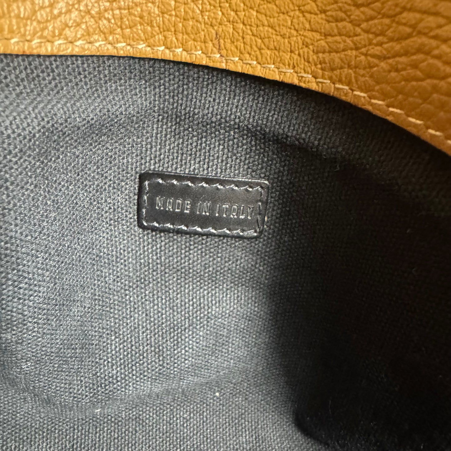Sac en cuir souple Burberry – Veau grainé avec bandoulière Icon Stripe