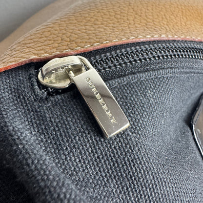 Sac en cuir souple Burberry – Veau grainé avec bandoulière Icon Stripe