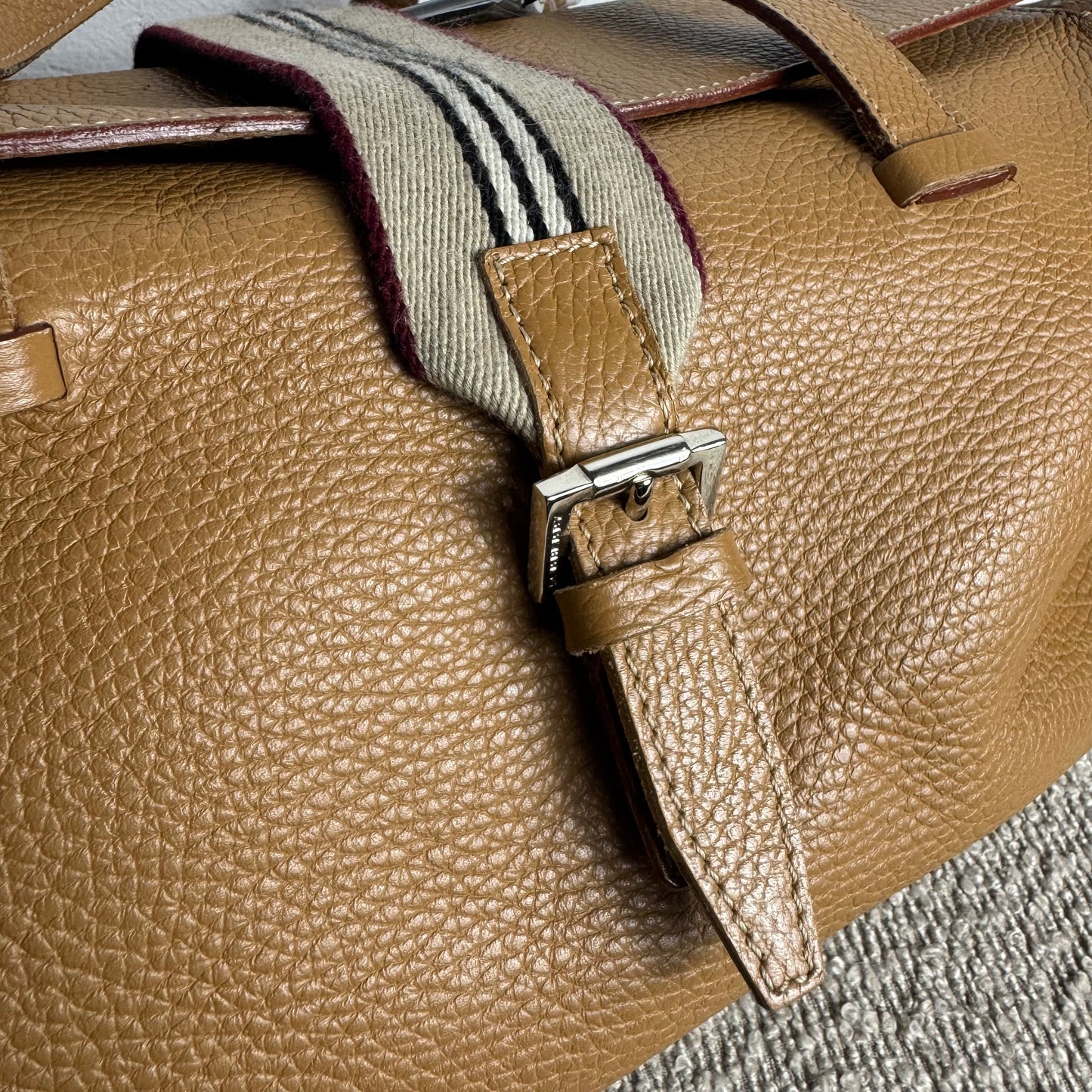 Sac en cuir souple Burberry – Veau grainé avec bandoulière Icon Stripe