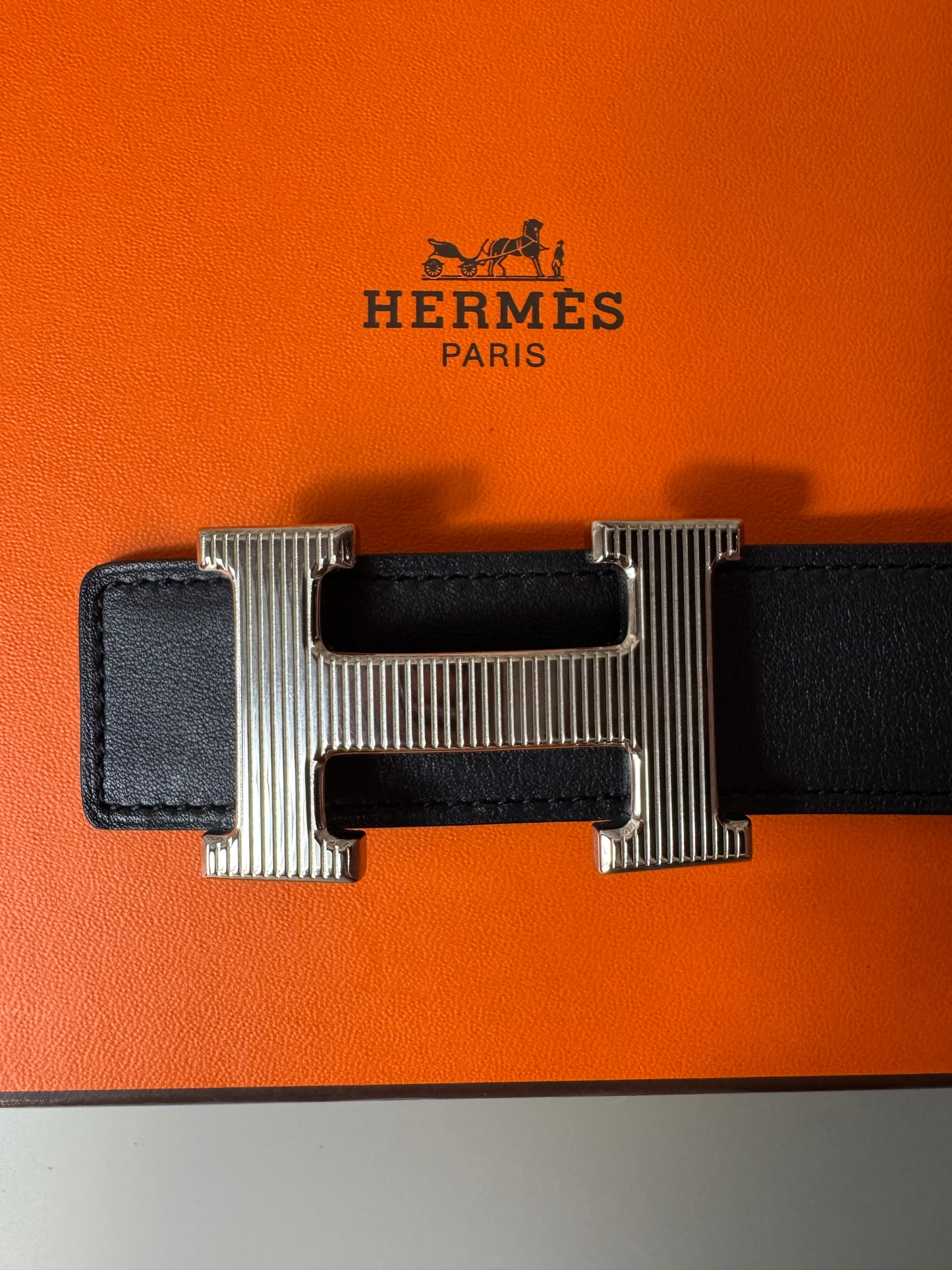 Hermès Boucle de Ceinture H Striée &amp; Cuir de Ceinture Réversible 90 cm