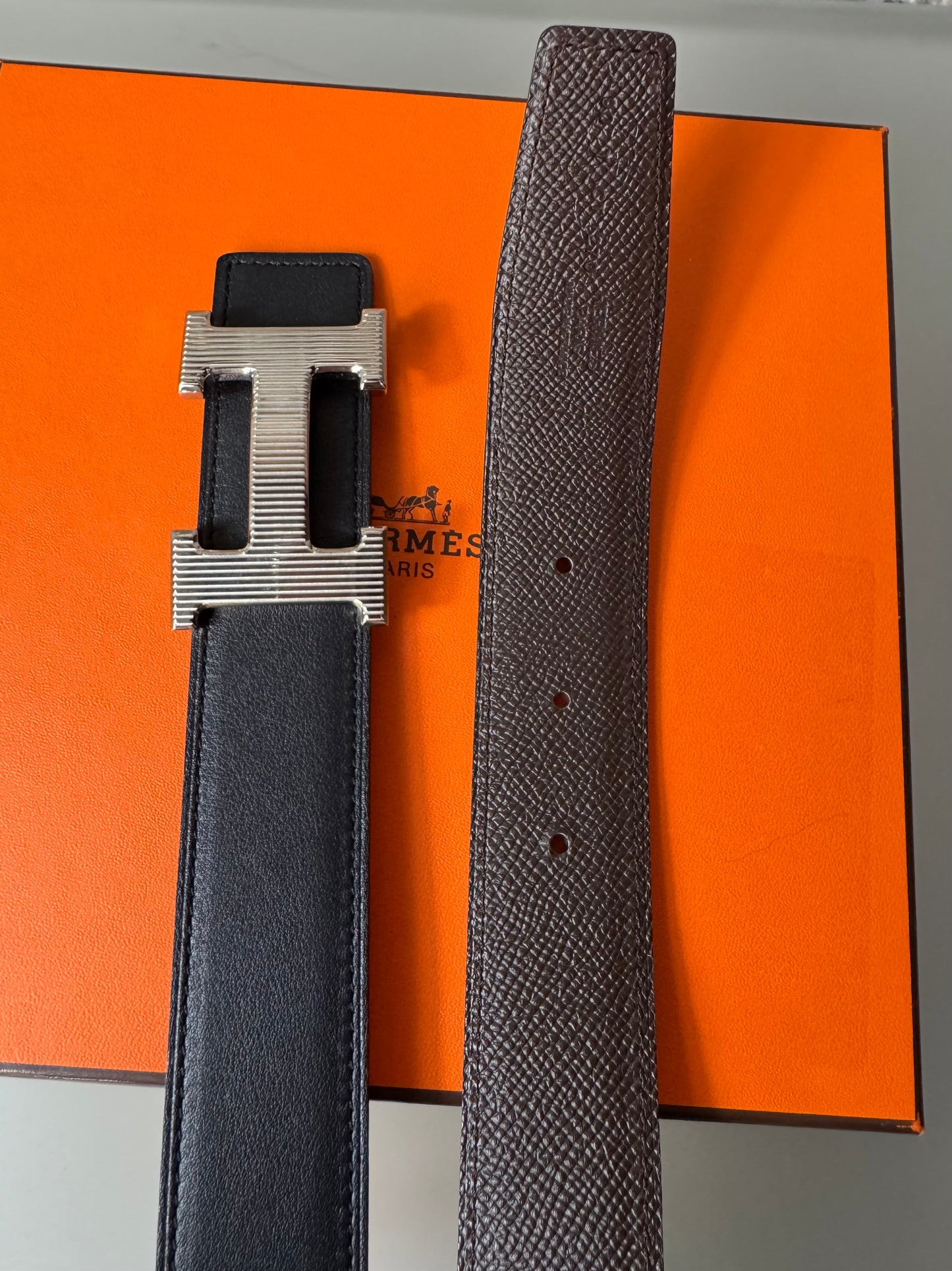 Hermès Boucle de Ceinture H Striée &amp; Cuir de Ceinture Réversible 90 cm