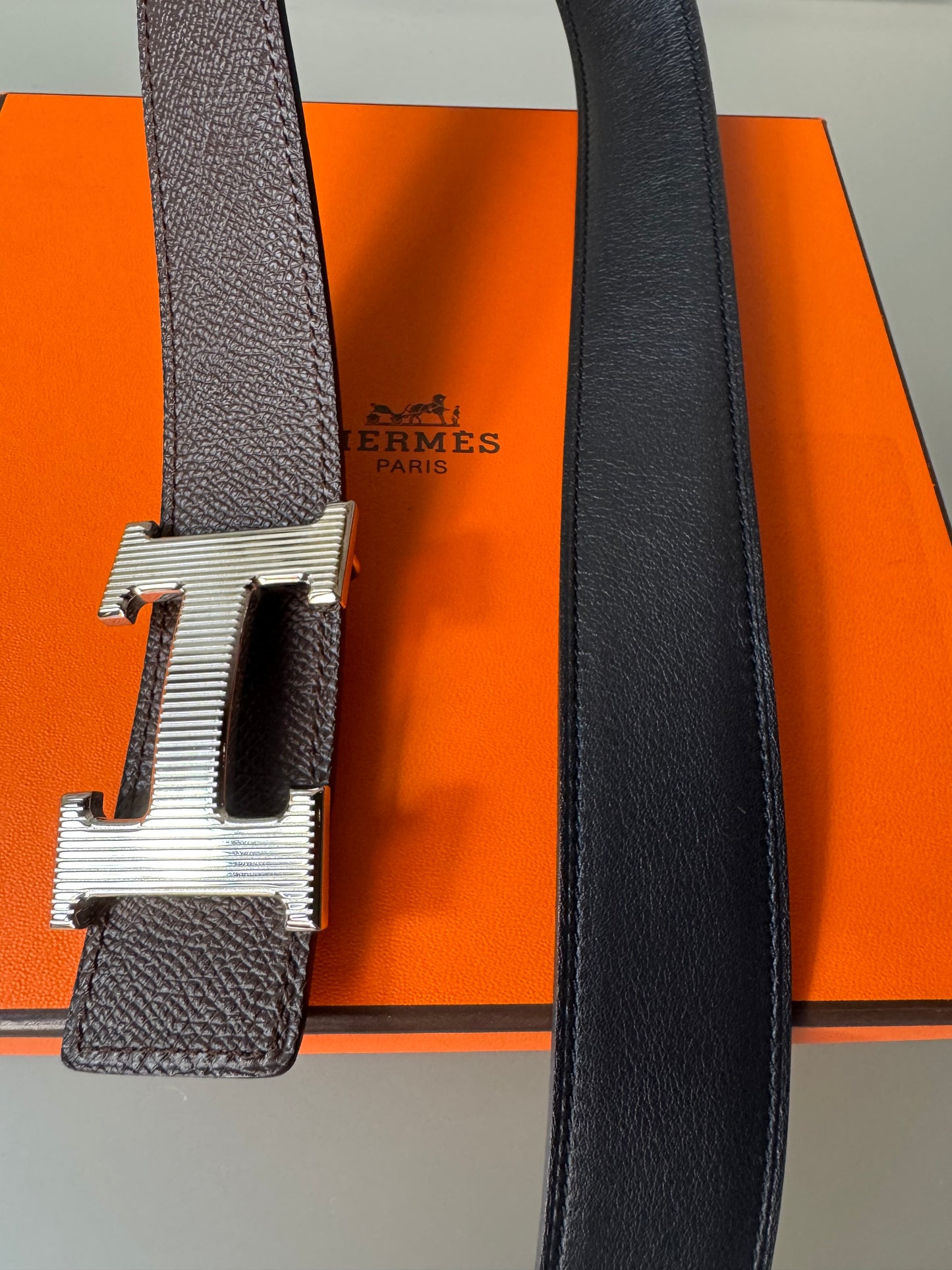 Hermès Boucle de Ceinture H Striée &amp; Cuir de Ceinture Réversible 90 cm