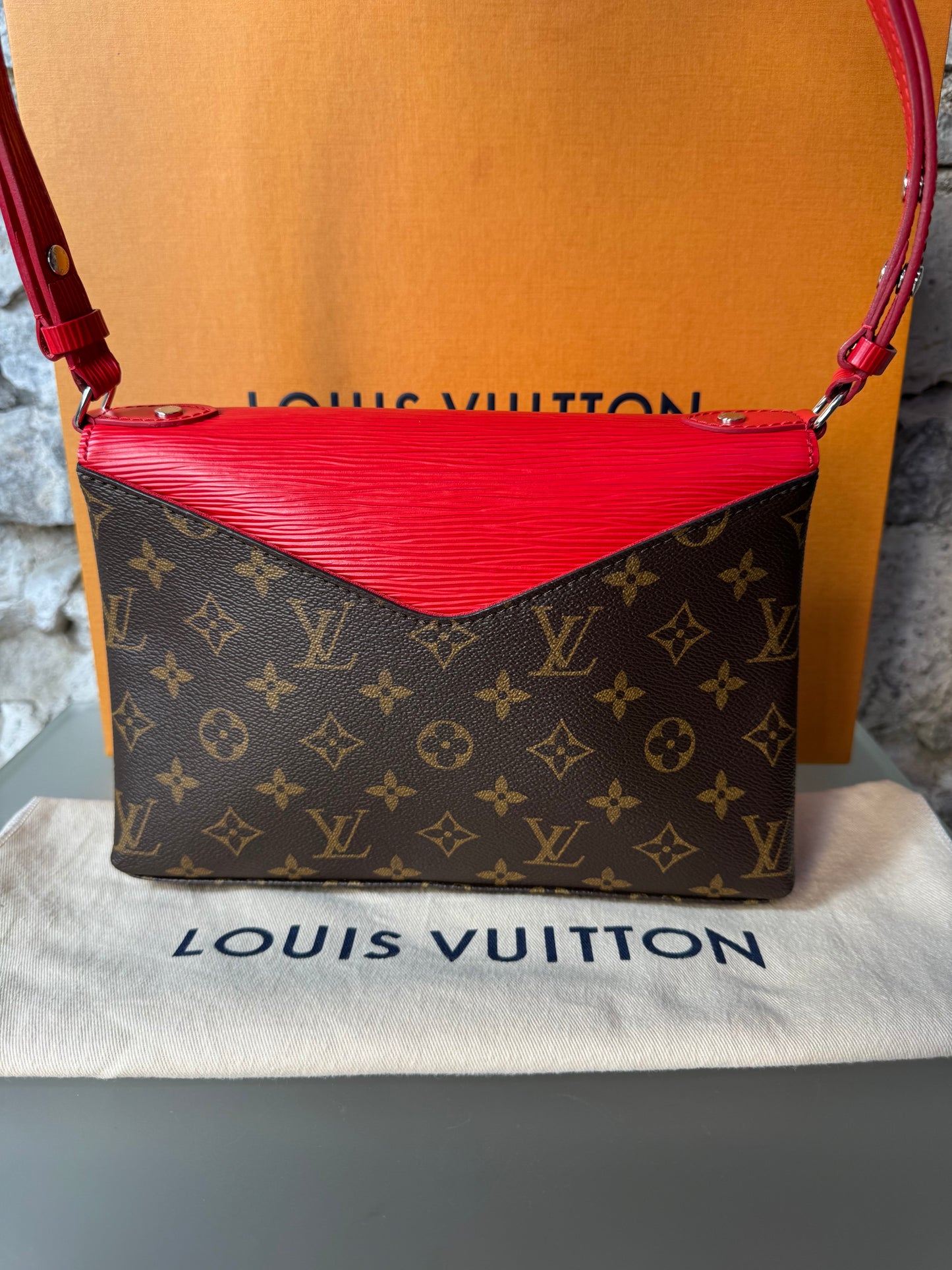 Louis Vuitton Saint Michel Monogram & Epi Leder Coquelicot