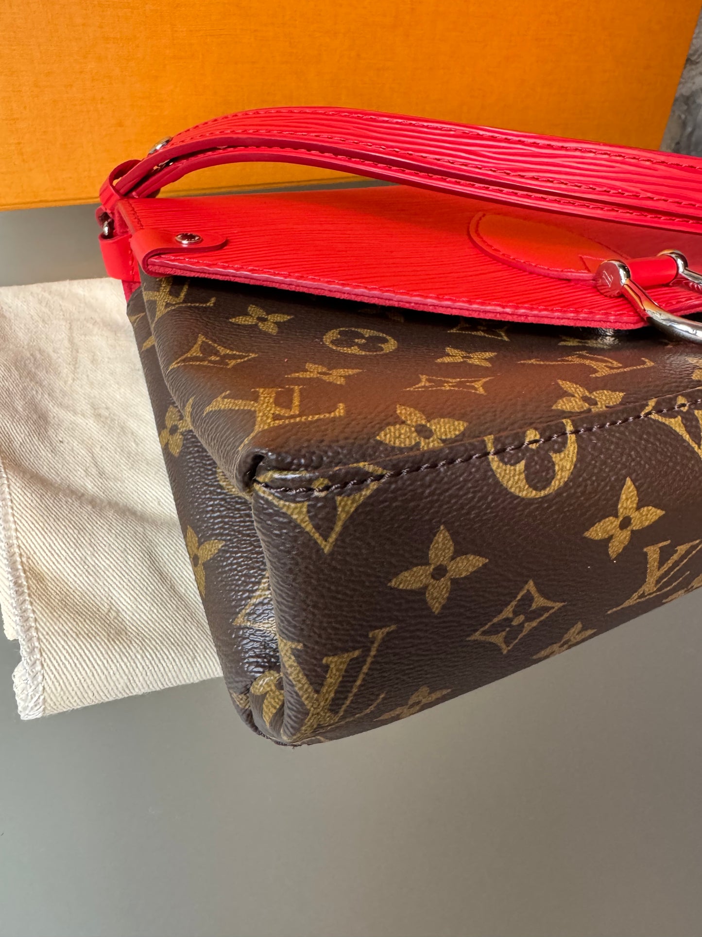 Louis Vuitton Saint Michel Monogram & Epi Leder Coquelicot