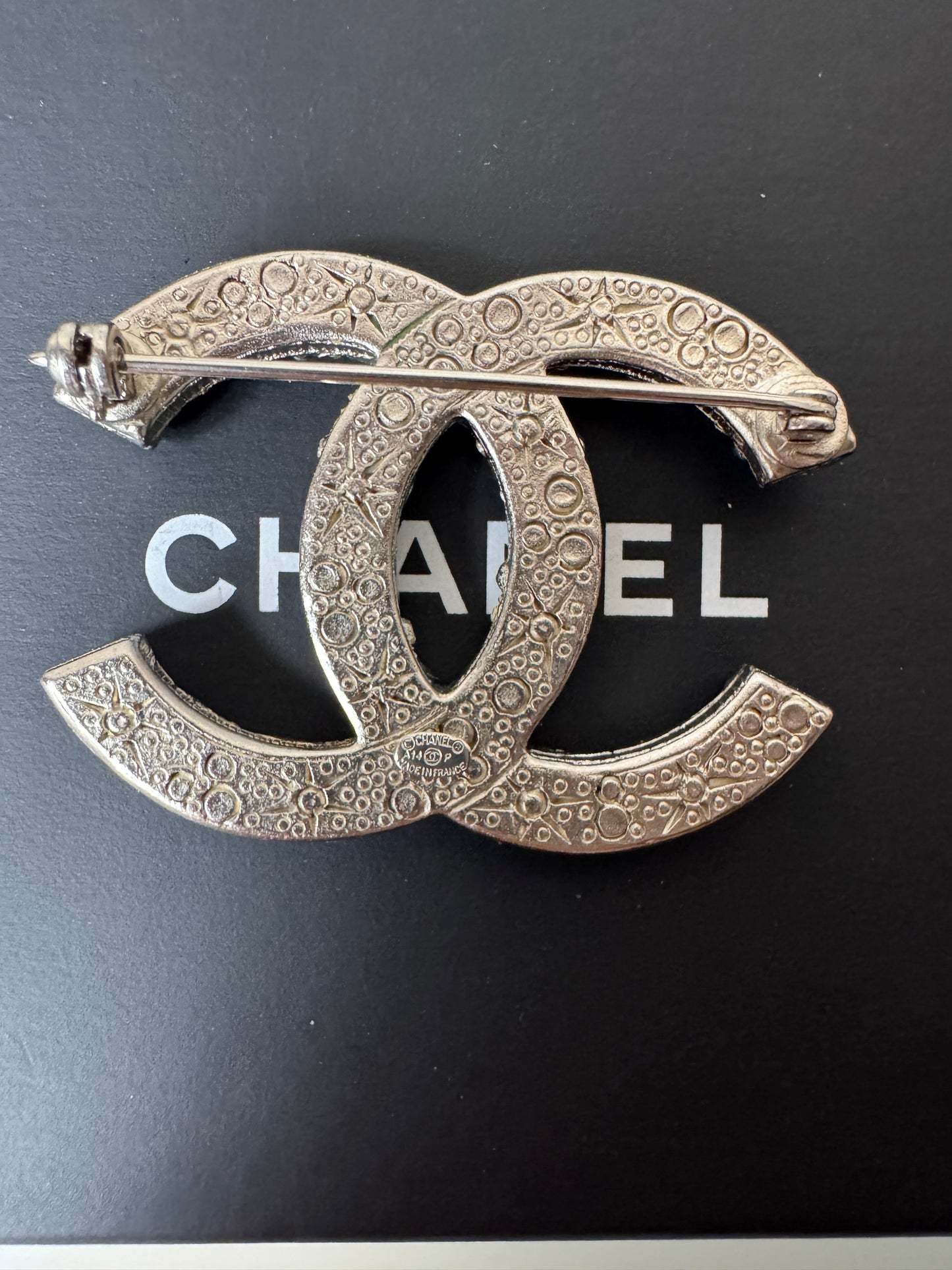 Chanel Brosche CC Logo Strass 2014 Kollektion