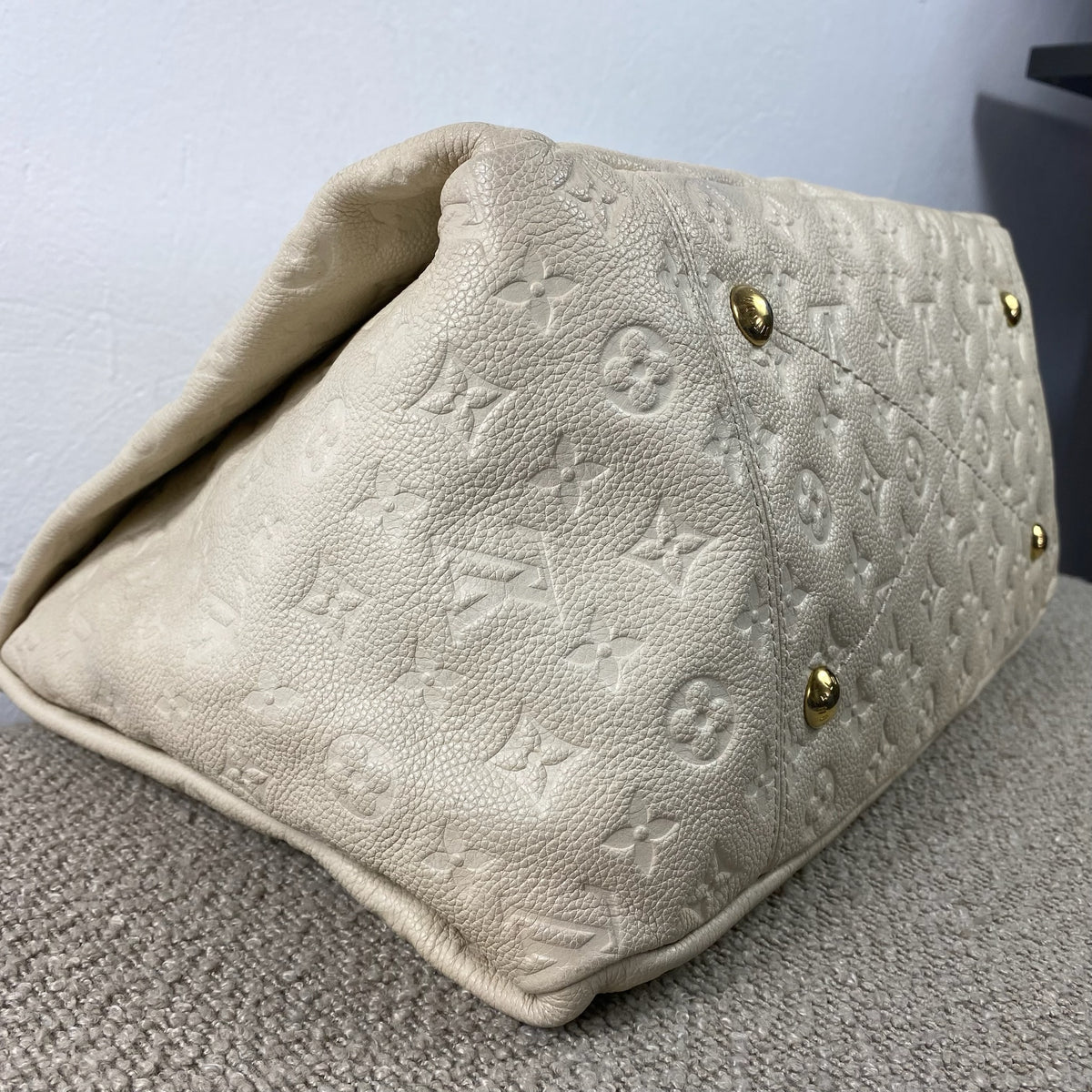 Louis Vuitton Artsy GM – Monogram Empreinte Leder Creme