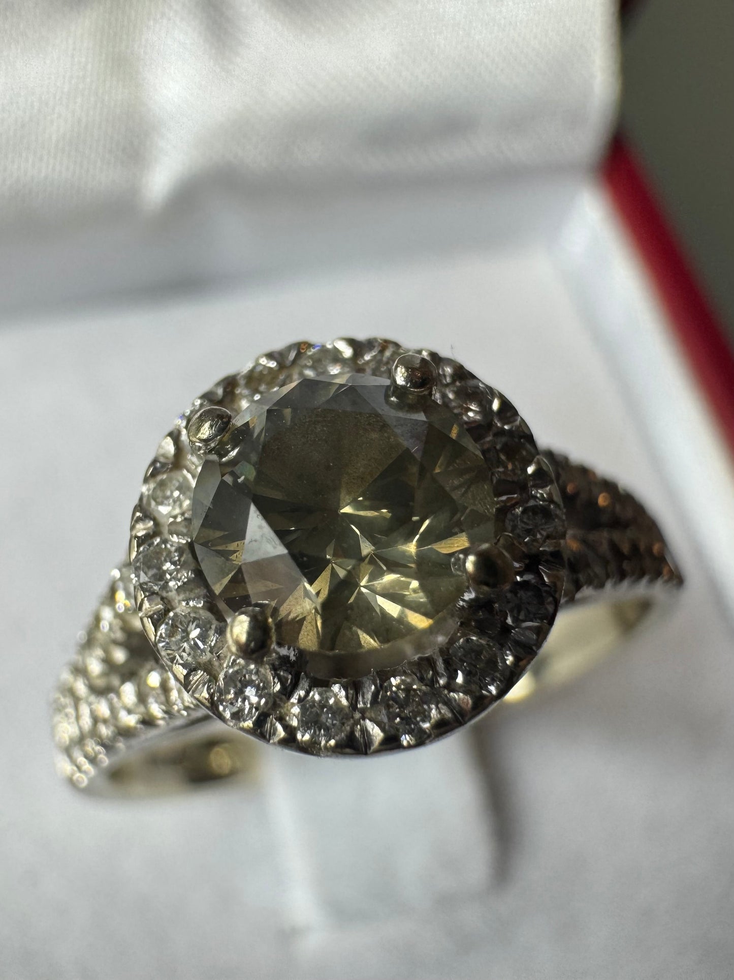 Exklusiver Diamantring aus 14K Weißgold mit Fancy Deep Yellowish Grey Diamant & Brillanten