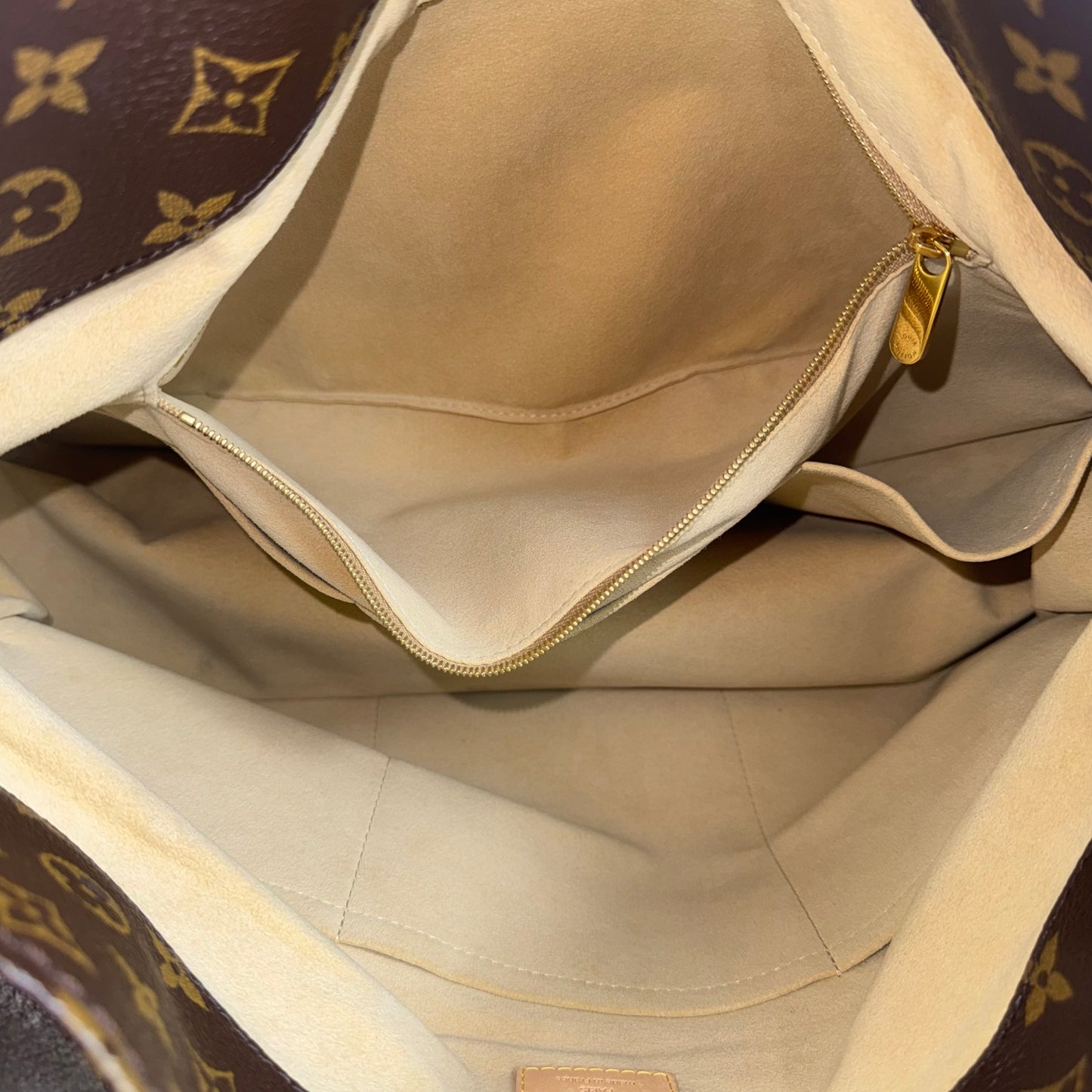 Louis Vuitton Artsy GM – Monogram Canvas