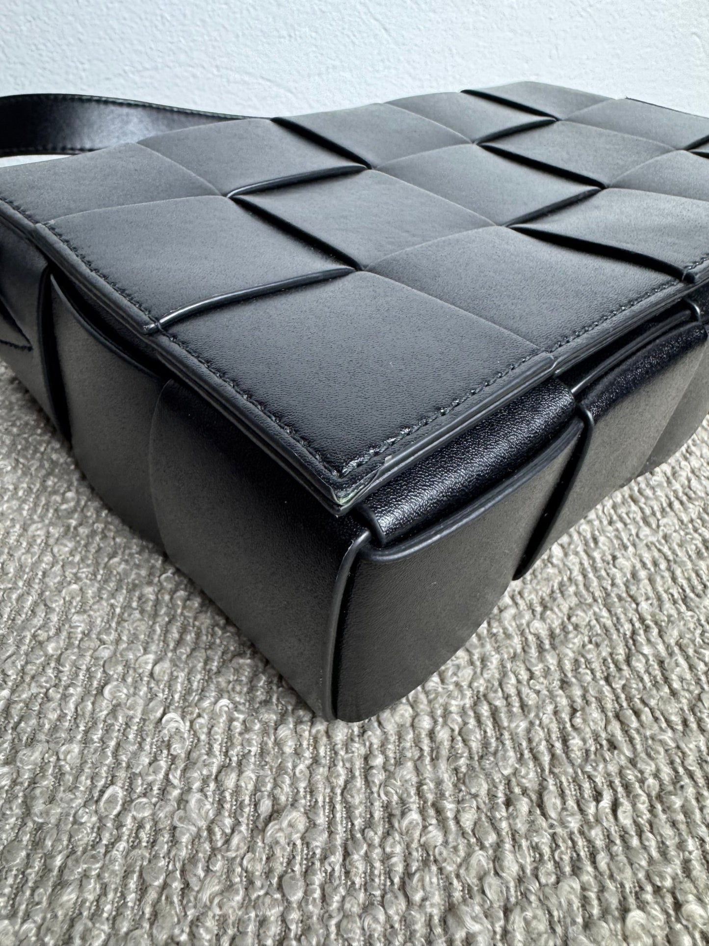 Bottega Veneta Cassette – Schwarz - BagAffair
