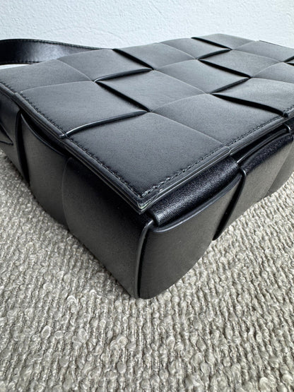 Bottega Veneta Cassette – Schwarz - BagAffair