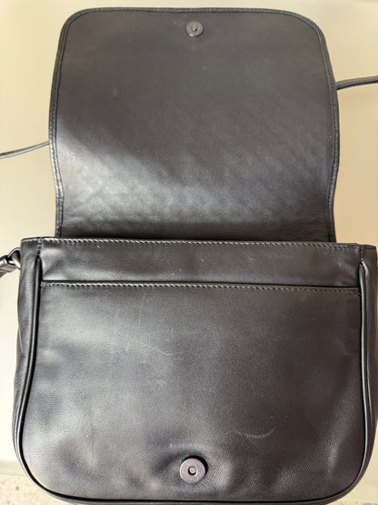 Bottega Veneta Woven Flap Crossbody Bag – Schwarz - BagAffair