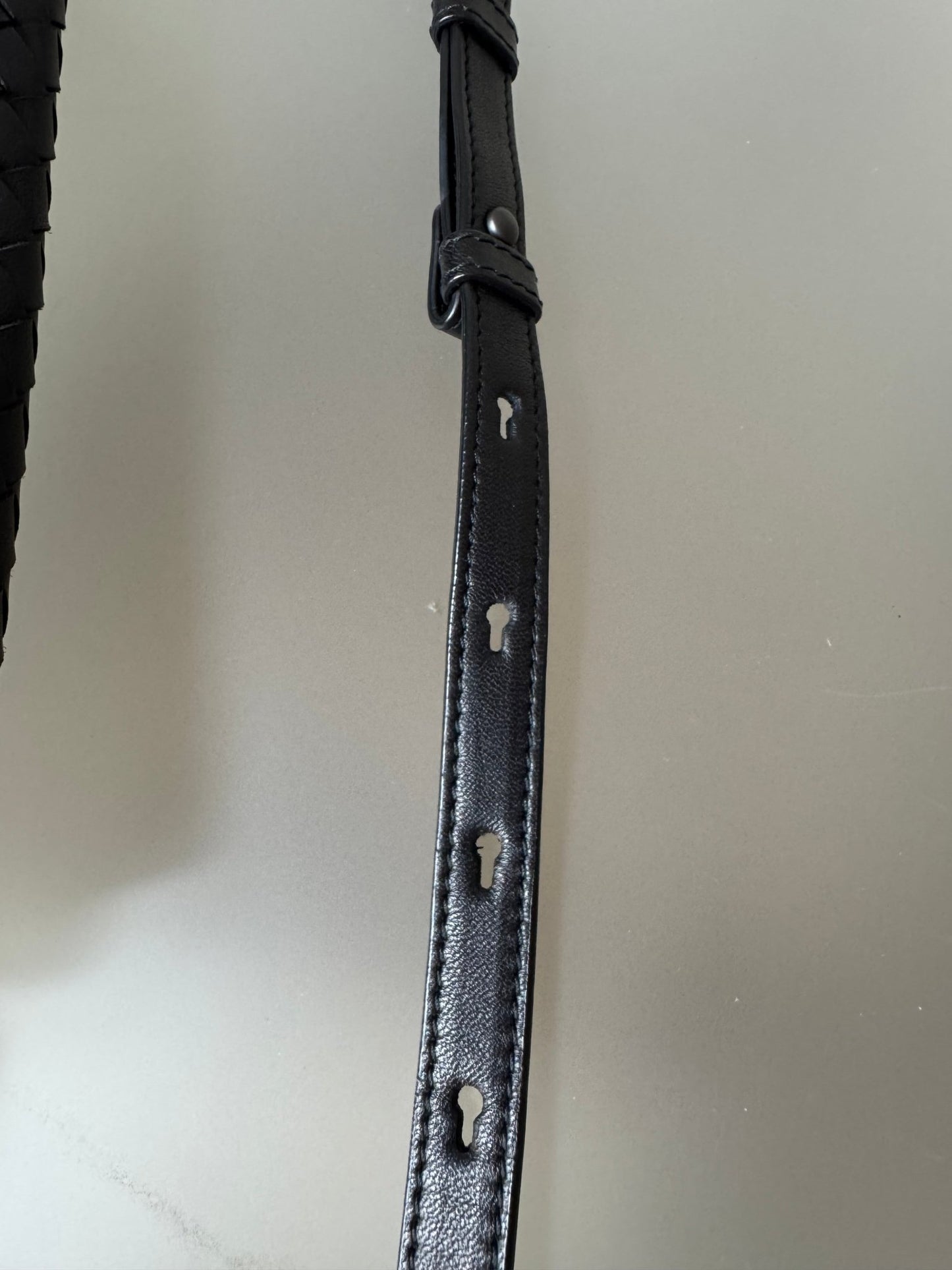 Bottega Veneta Woven Flap Crossbody Bag – Schwarz - BagAffair