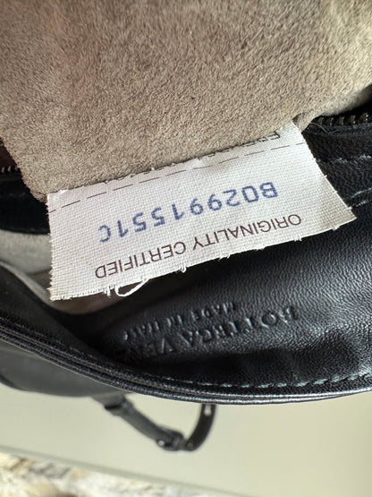 Bottega Veneta Woven Flap Crossbody Bag – Schwarz - BagAffair