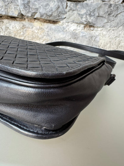 Bottega Veneta Woven Flap Crossbody Bag – Schwarz - BagAffair