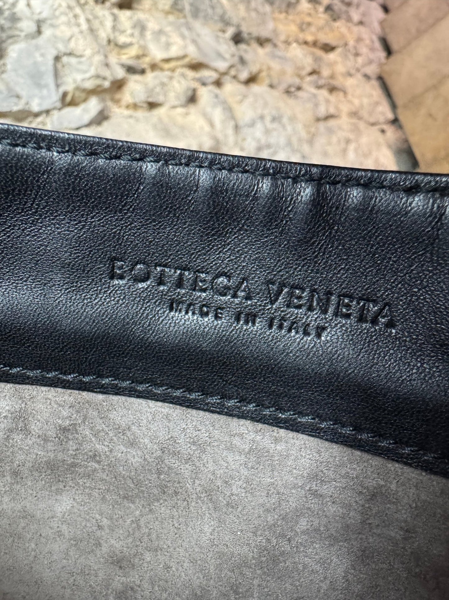 Bottega Veneta Woven Flap Crossbody Bag – Schwarz - BagAffair