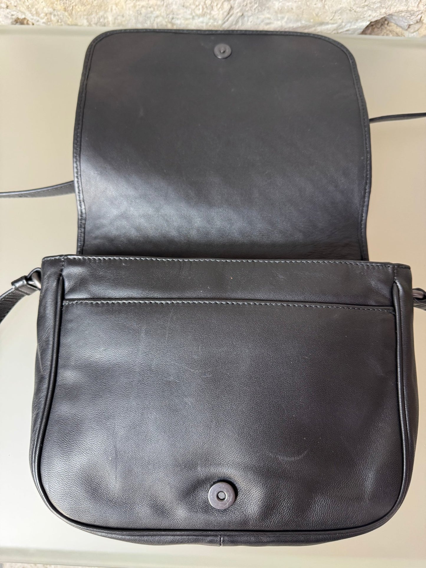 Bottega Veneta Woven Flap Crossbody Bag – Schwarz - BagAffair