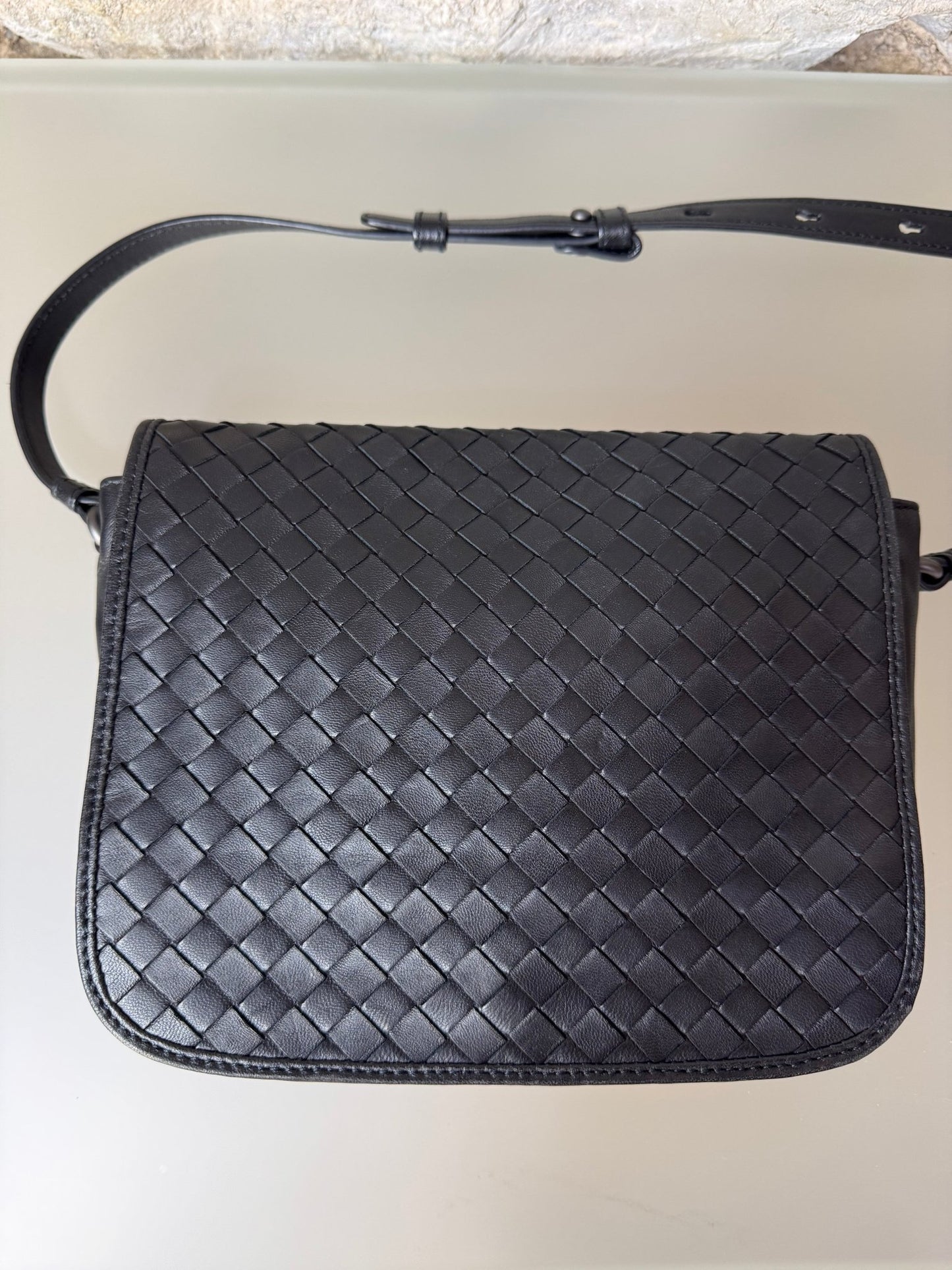 Bottega Veneta Woven Flap Crossbody Bag – Schwarz - BagAffair
