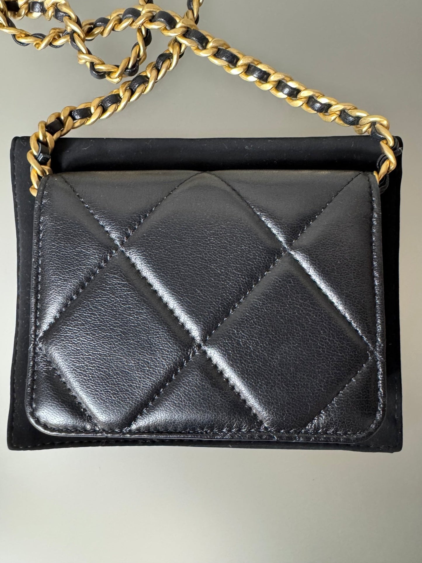 Chanel 19 Wallet on Chain - BagAffair