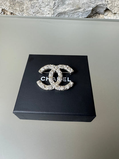 Chanel Brosche CC Logo Strass 2014 Kollektion - BagAffair