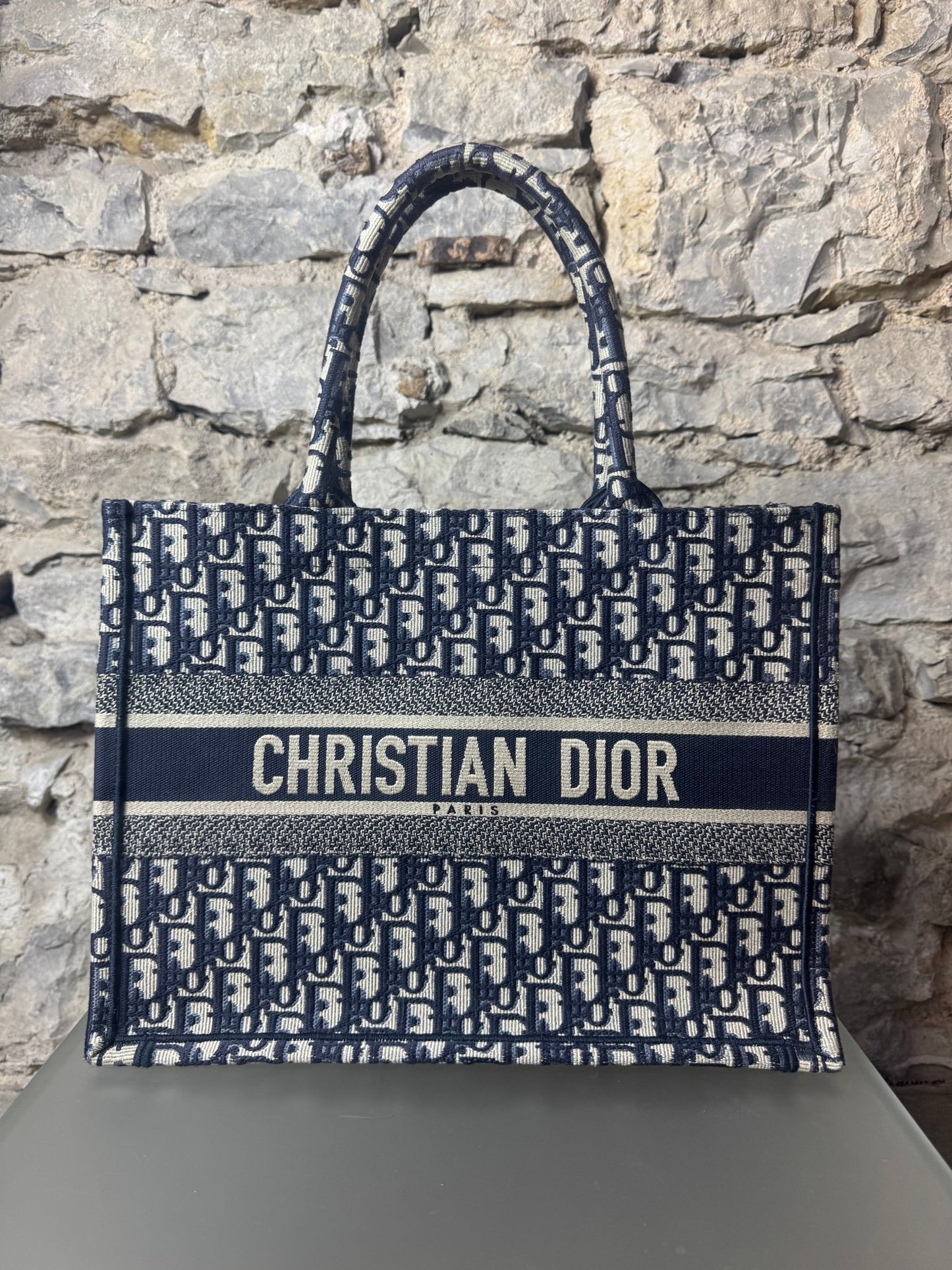 Dior Book Tote Medium – Dior Oblique Stickerei in Écru & Blau - BagAffair