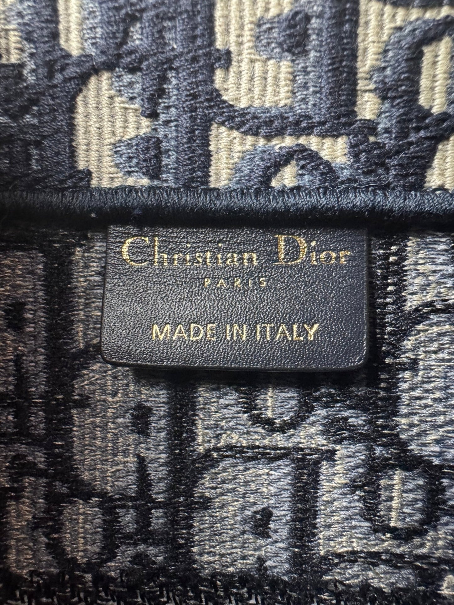Dior Book Tote Medium – Dior Oblique Stickerei in Écru & Blau - BagAffair