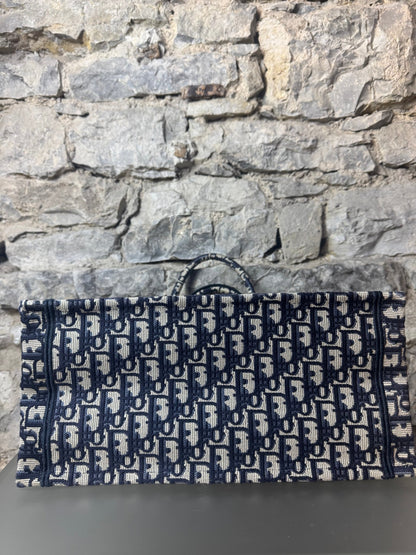 Dior Book Tote Medium – Dior Oblique Stickerei in Écru & Blau - BagAffair