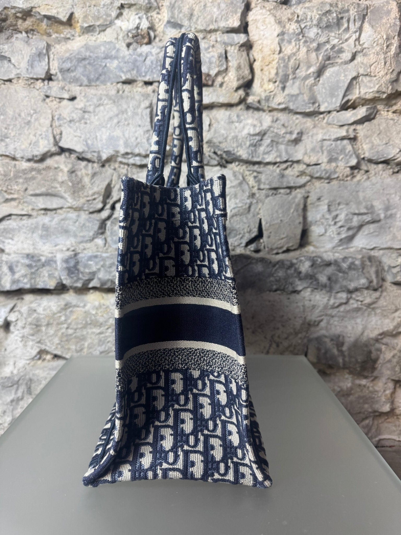 Dior Book Tote Medium – Dior Oblique Stickerei in Écru & Blau - BagAffair