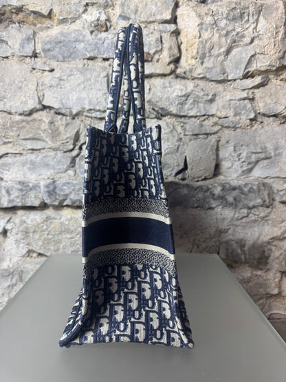 Dior Book Tote Medium – Dior Oblique Stickerei in Écru & Blau - BagAffair
