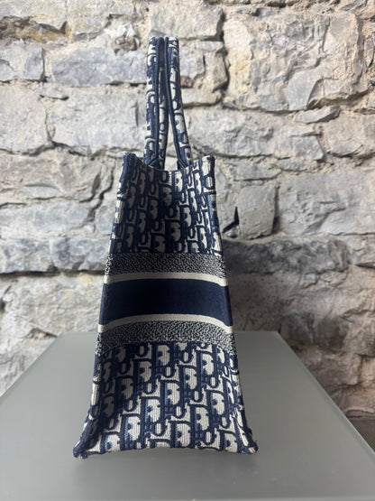 Dior Book Tote Medium – Dior Oblique Stickerei in Écru & Blau - BagAffair