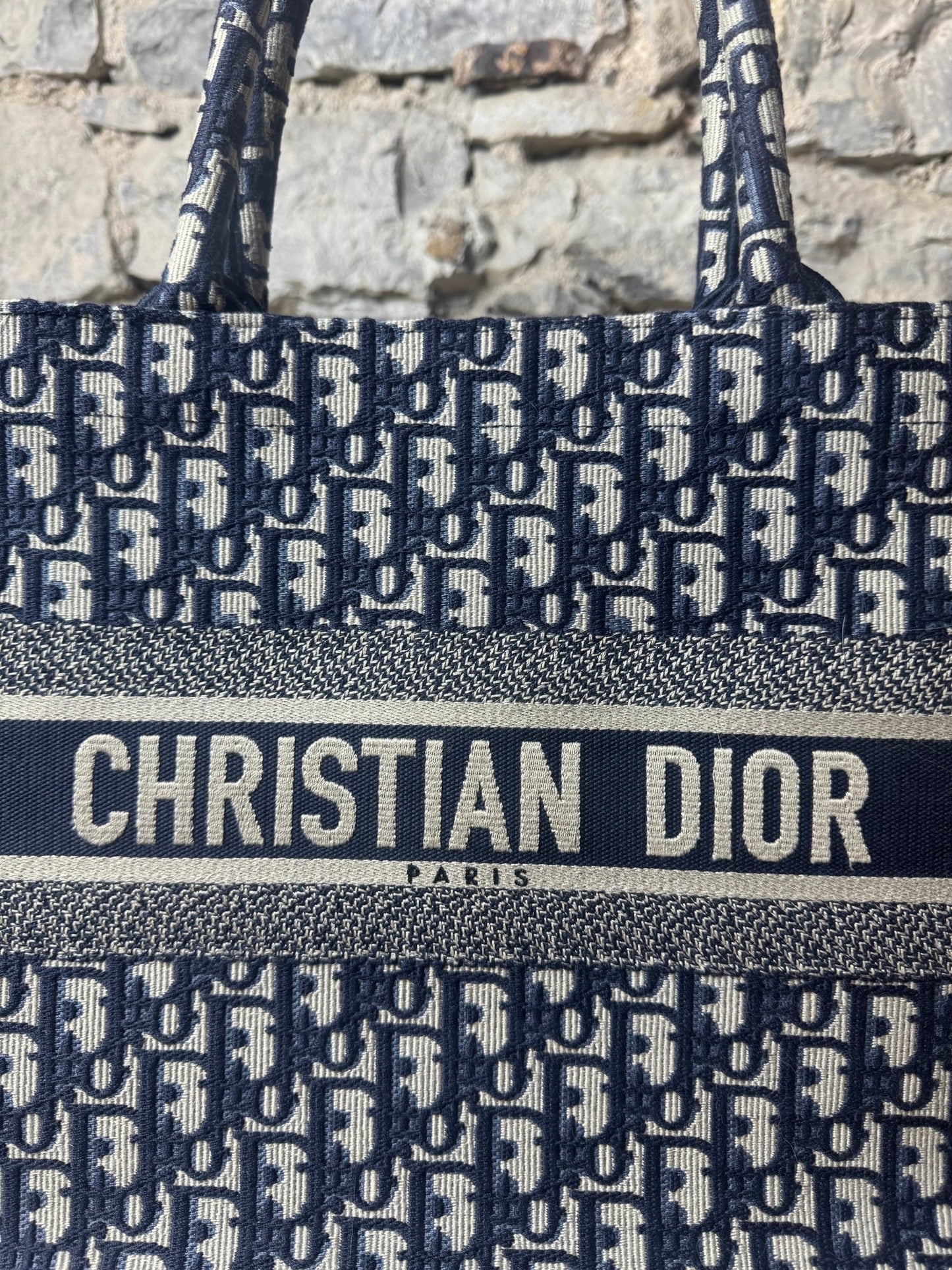 Dior Book Tote Medium – Dior Oblique Stickerei in Écru & Blau - BagAffair