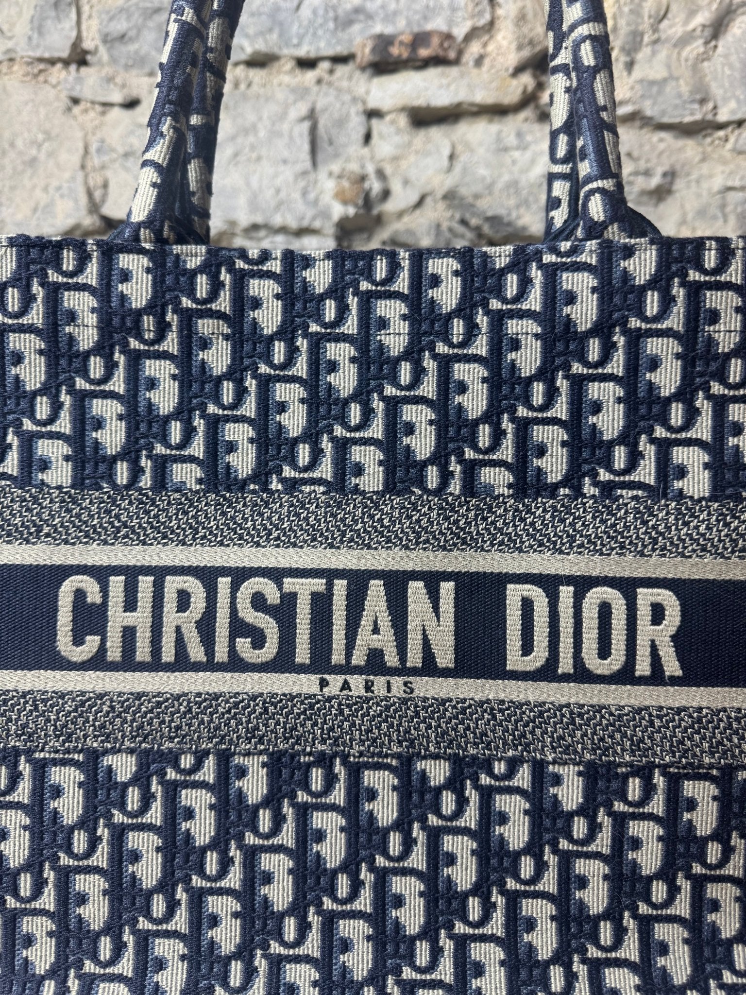 Dior Book Tote Medium – Dior Oblique Stickerei in Écru & Blau - BagAffair