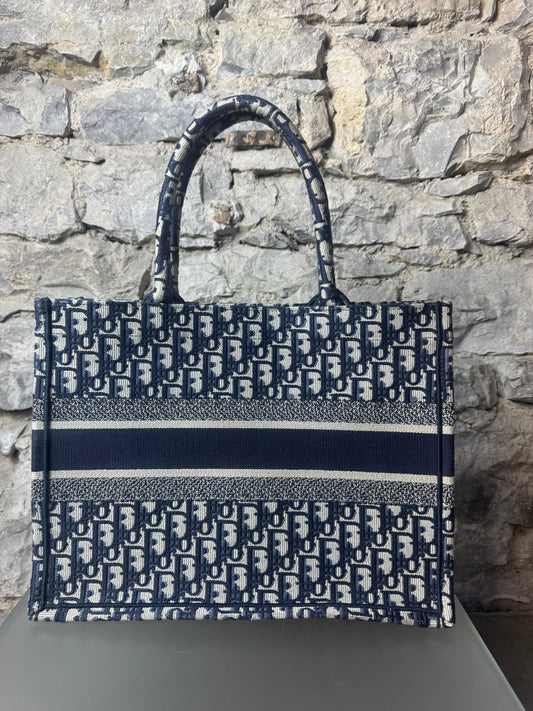 Dior Book Tote Medium – Dior Oblique Stickerei in Écru & Blau - BagAffair