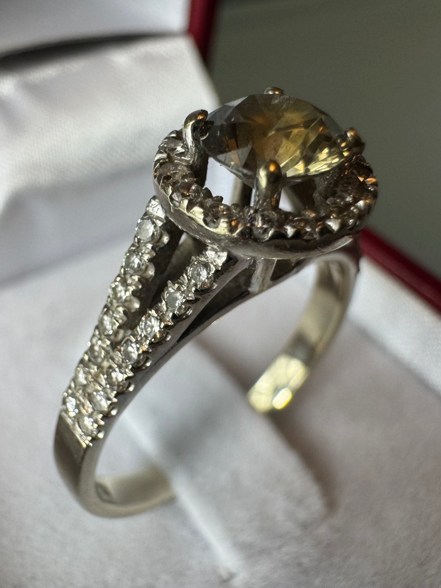 Exklusiver Diamantring aus 14K Weißgold mit Fancy Deep Yellowish Grey Diamant & Brillanten - BagAffair