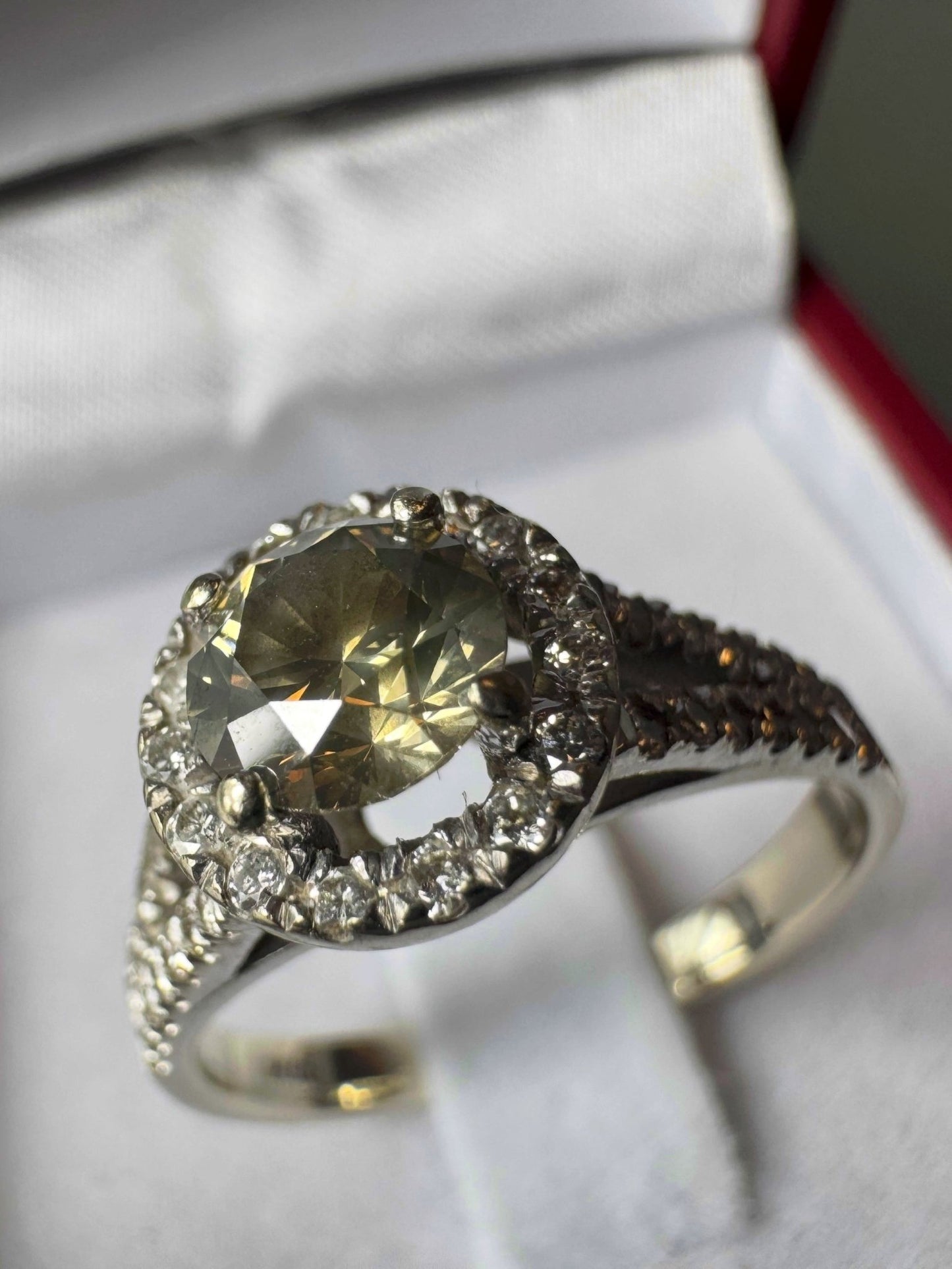 Exklusiver Diamantring aus 14K Weißgold mit Fancy Deep Yellowish Grey Diamant & Brillanten - BagAffair