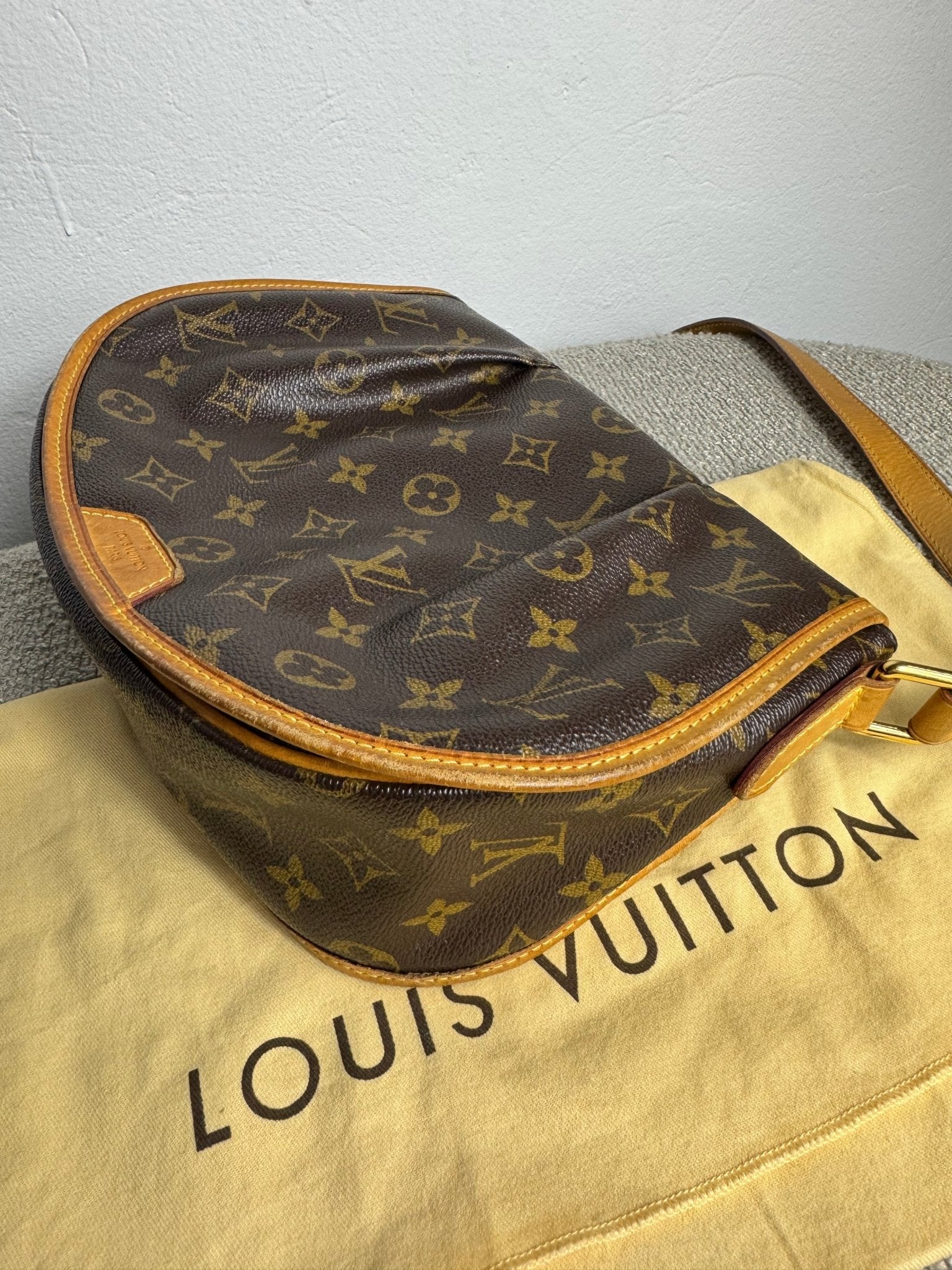 Louis Vuitton Menilmontant MM – Monogram Canvas - BagAffair