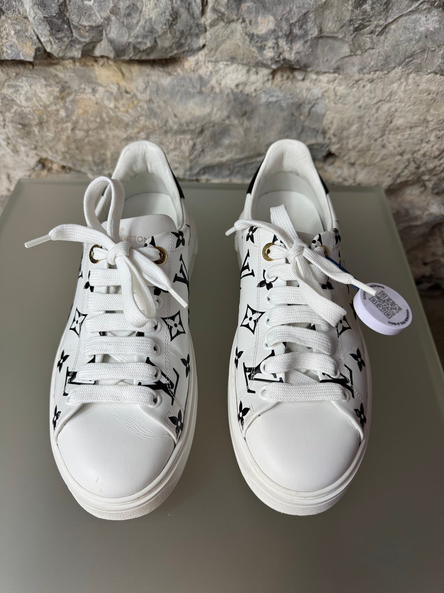 Louis Vuitton Time Out Sneaker Weiß/Schwarz – Größe 38 - BagAffair