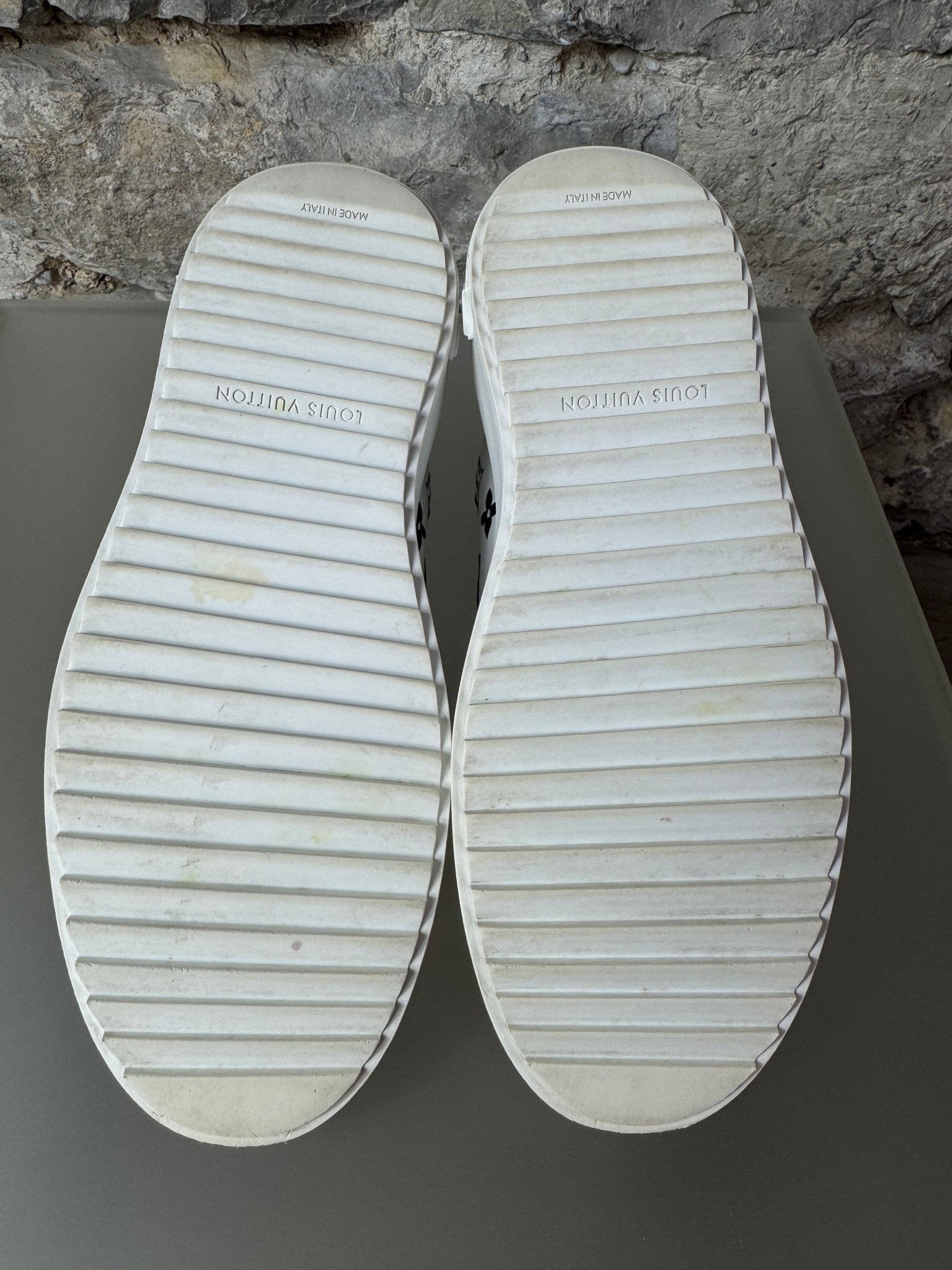 Louis Vuitton Time Out Sneaker Weiß/Schwarz – Größe 38 - BagAffair