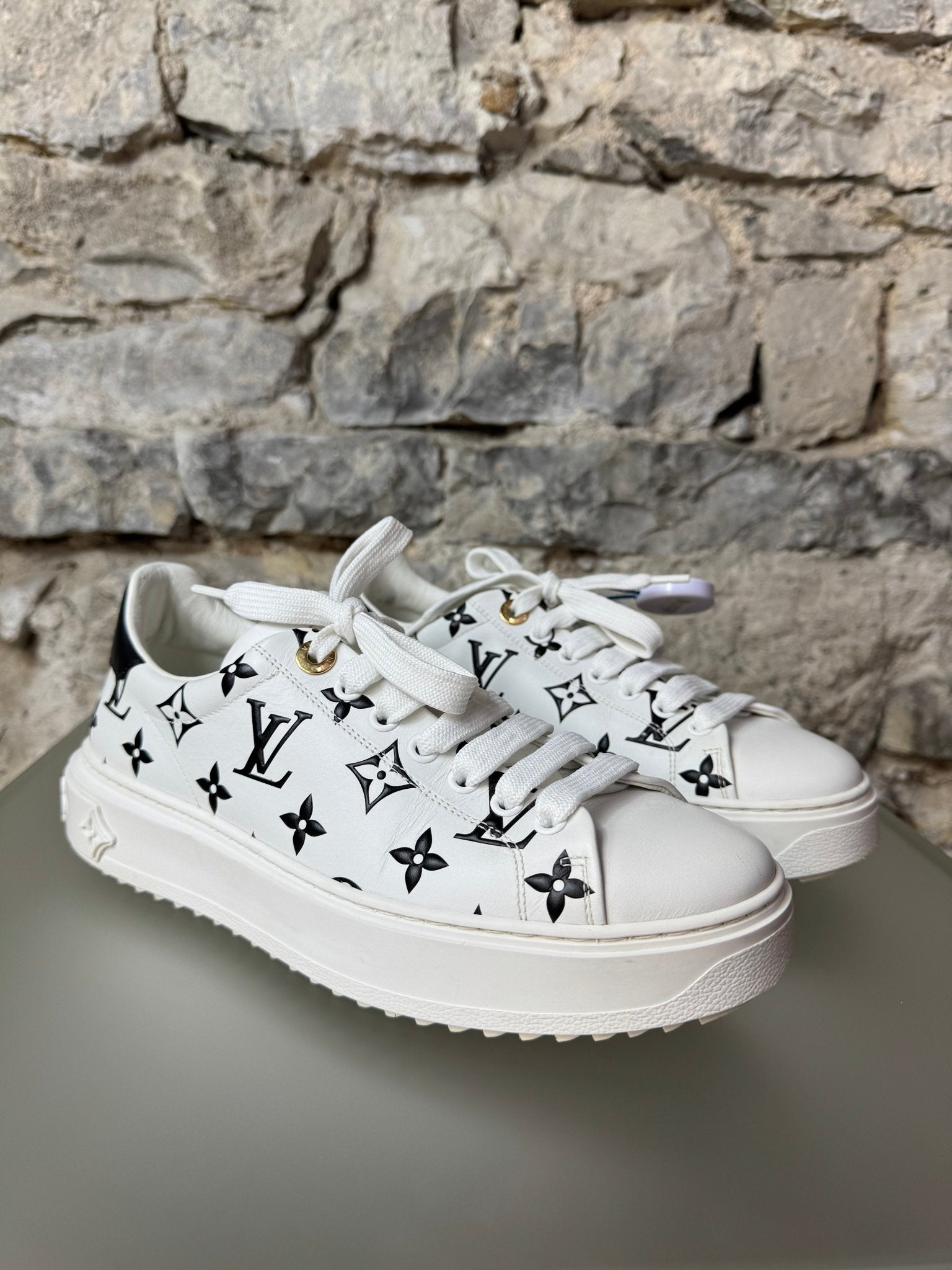 Louis Vuitton Time Out Sneaker Weiß/Schwarz – Größe 38 - BagAffair