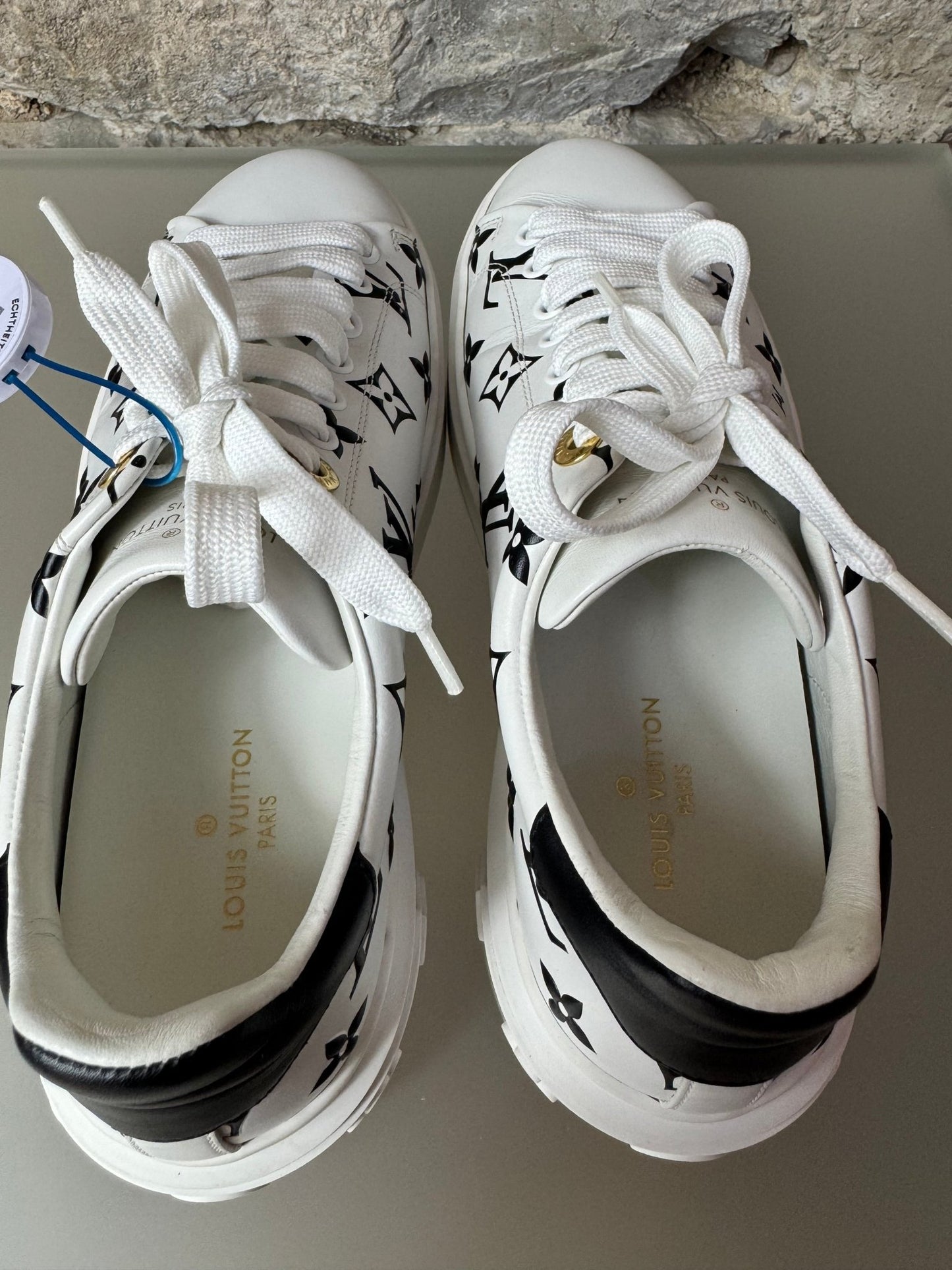 Louis Vuitton Time Out Sneaker Weiß/Schwarz – Größe 38 - BagAffair