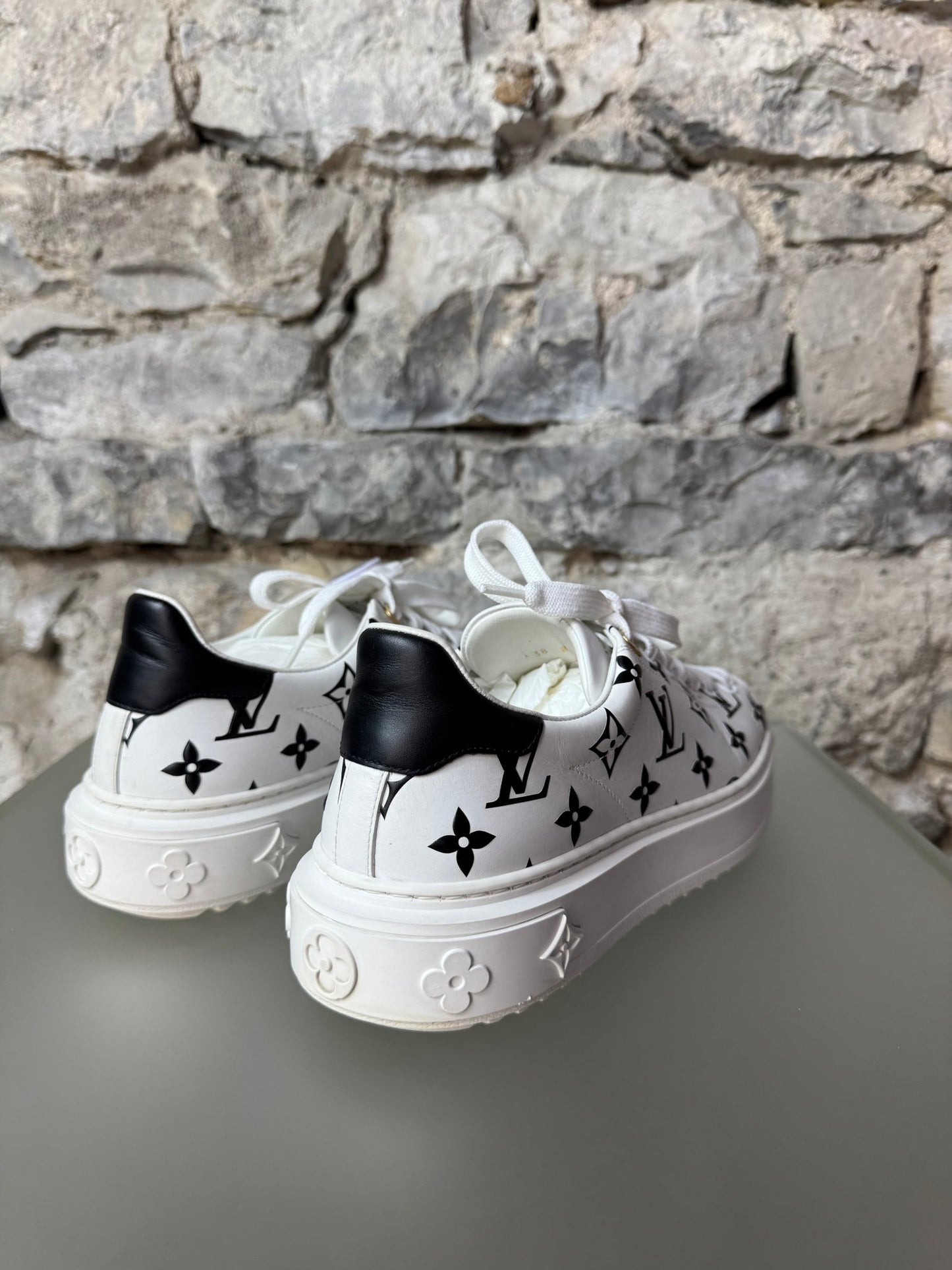 Louis Vuitton Time Out Sneaker Weiß/Schwarz – Größe 38 - BagAffair