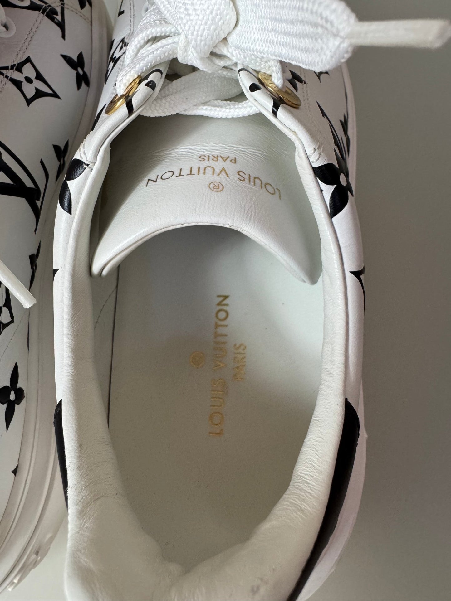 Louis Vuitton Time Out Sneaker Weiß/Schwarz – Größe 38 - BagAffair