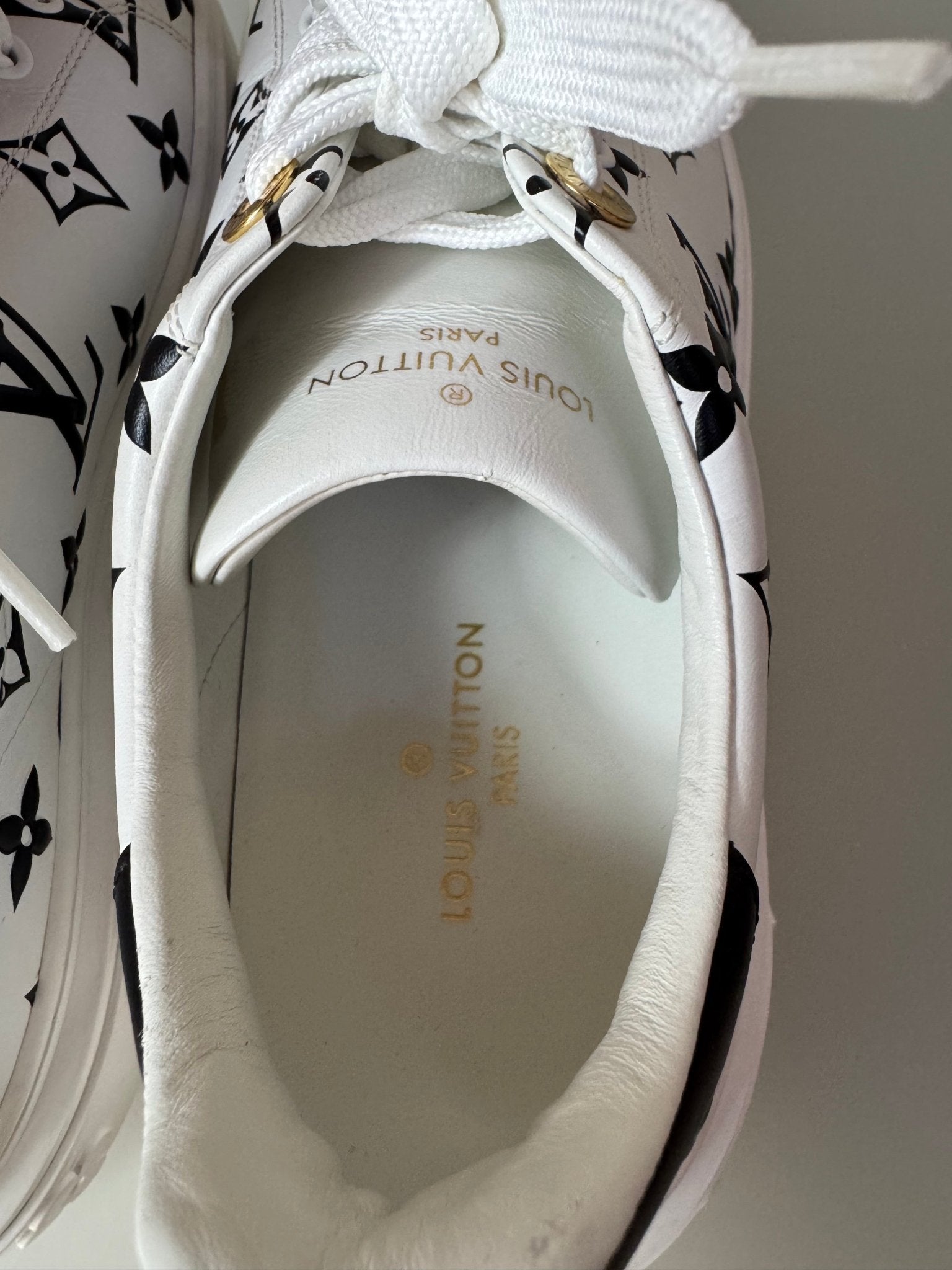 Louis Vuitton Time Out Sneaker Weiß/Schwarz – Größe 38 - BagAffair