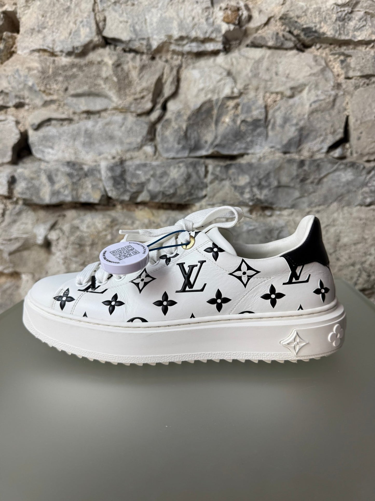 Louis Vuitton Time Out Sneaker Weiß/Schwarz – Größe 38 - BagAffair