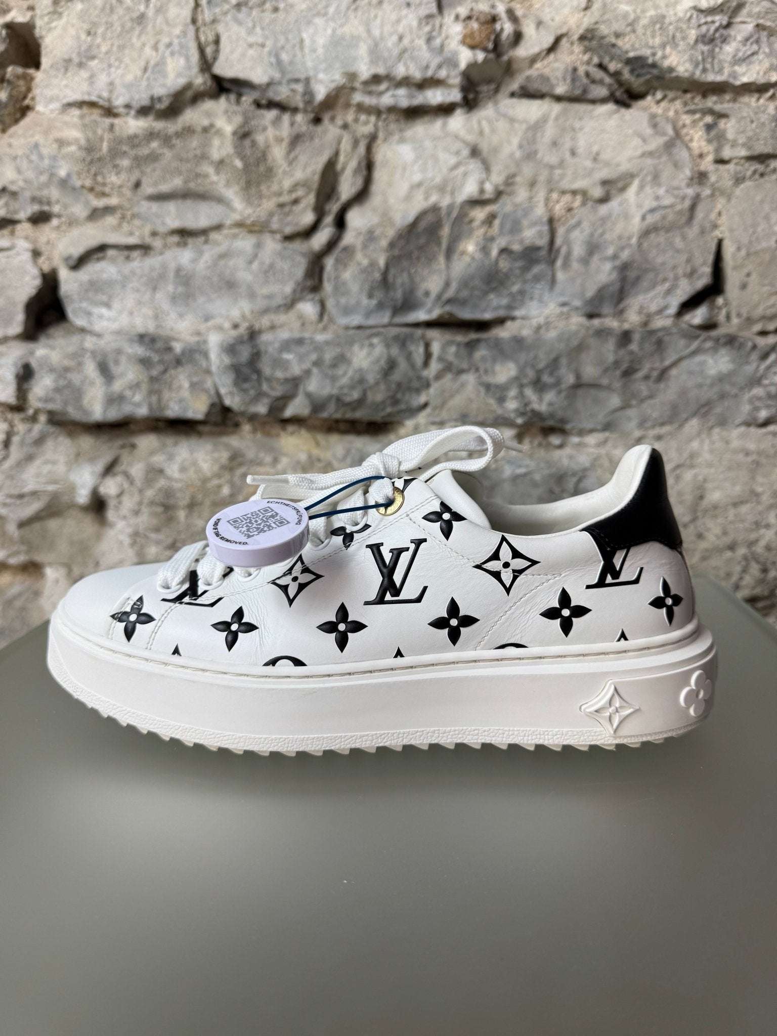 Louis Vuitton Time Out Sneaker Weiß/Schwarz – Größe 38 - BagAffair