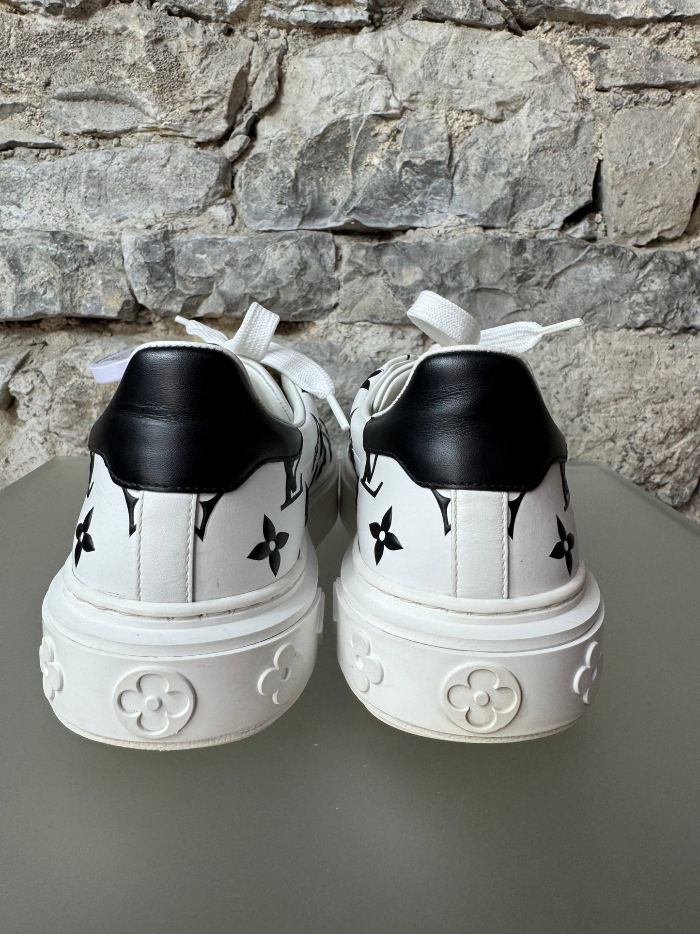 Louis Vuitton Time Out Sneaker Weiß/Schwarz – Größe 38 - BagAffair